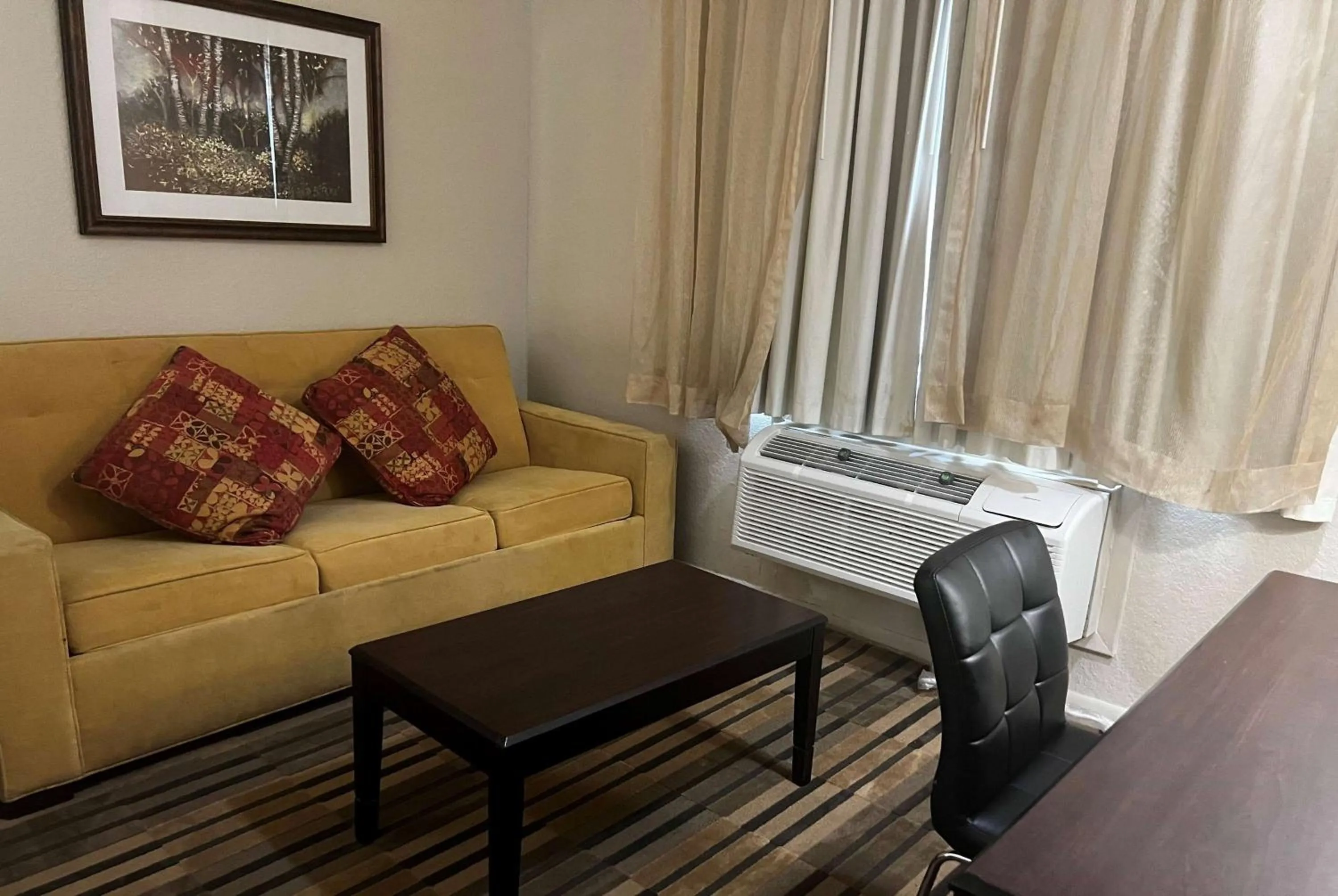 Photo of the whole room in Baymont by Wyndham Houston/Westchase