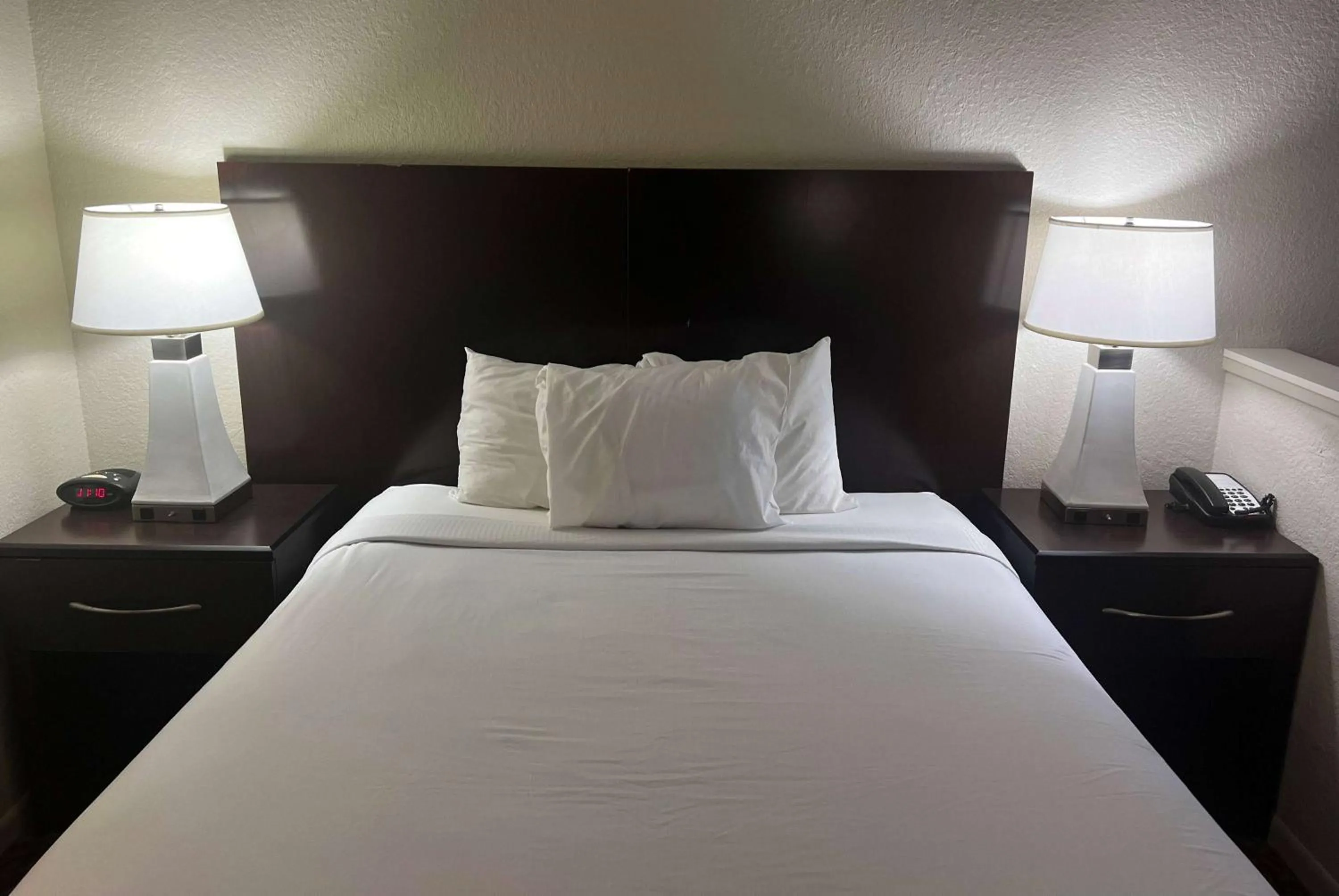 Photo of the whole room, Bed in Baymont by Wyndham Houston/Westchase
