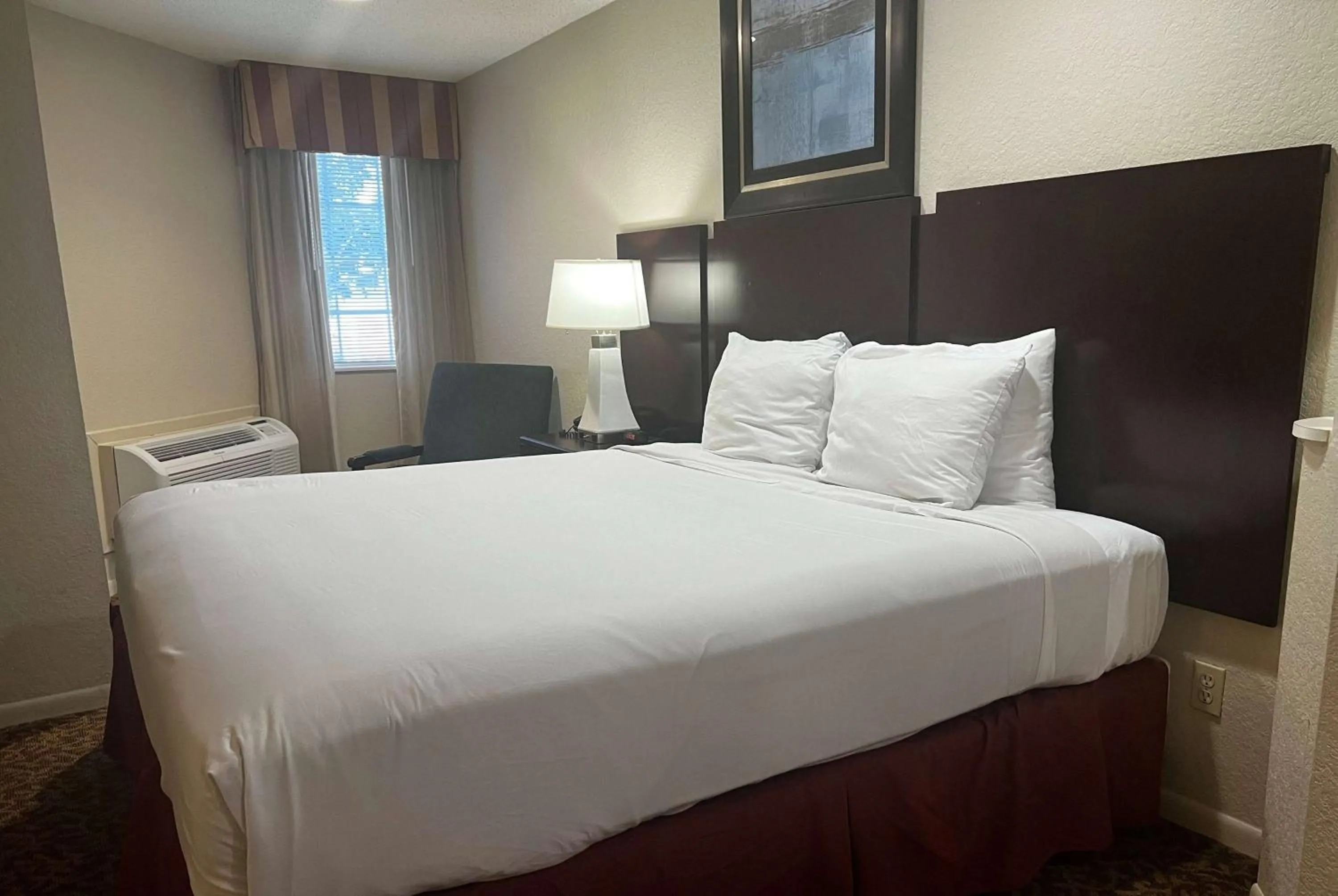 Photo of the whole room, Bed in Baymont by Wyndham Houston/Westchase