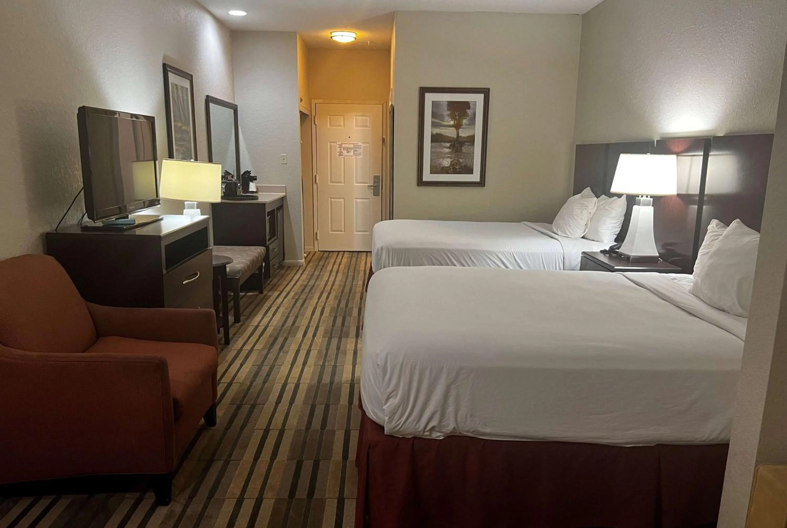Photo of the whole room, Bed in Baymont by Wyndham Houston/Westchase