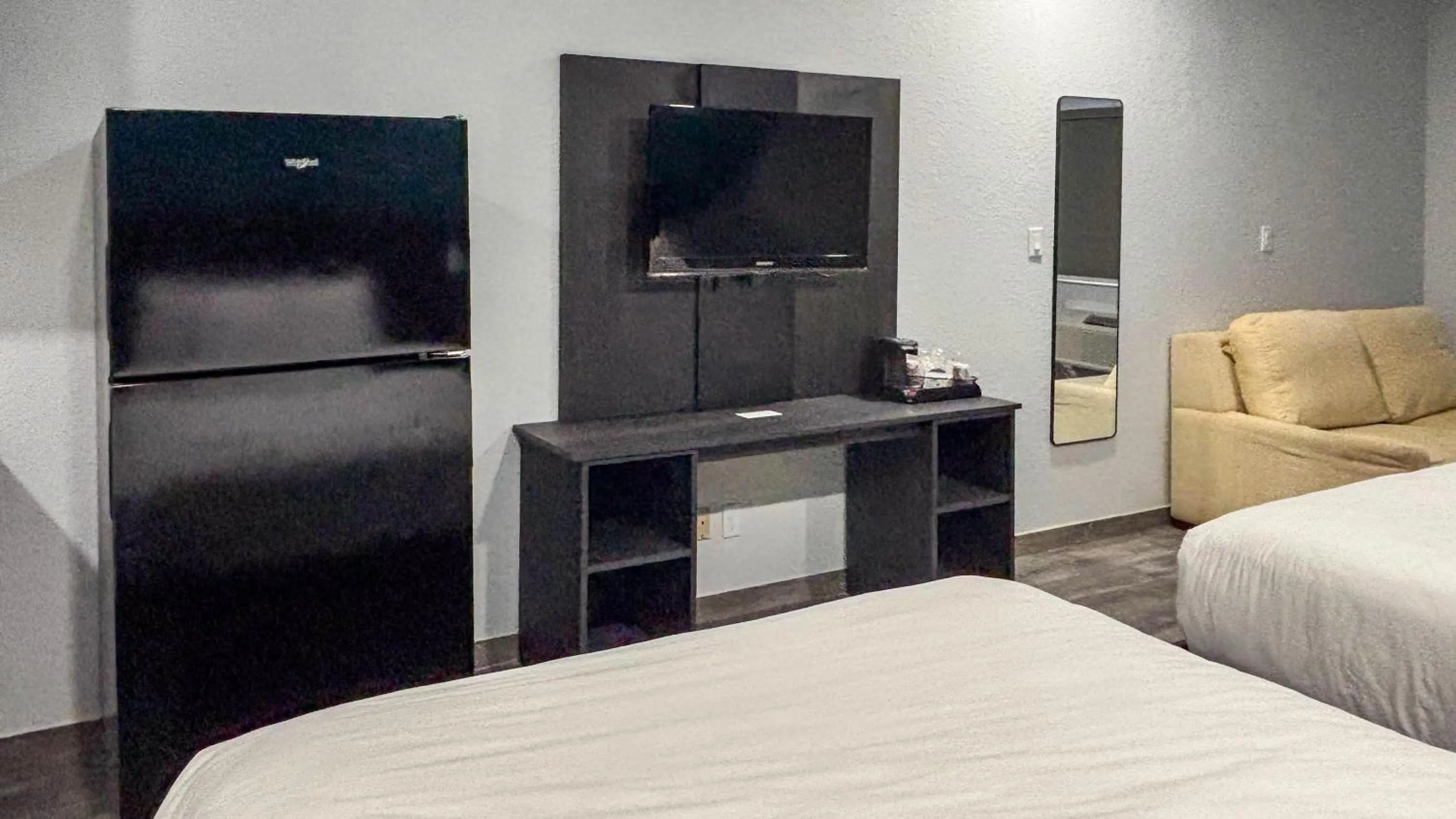 Photo of the whole room, Bed in Studio 6 Houston, TX - Westchase