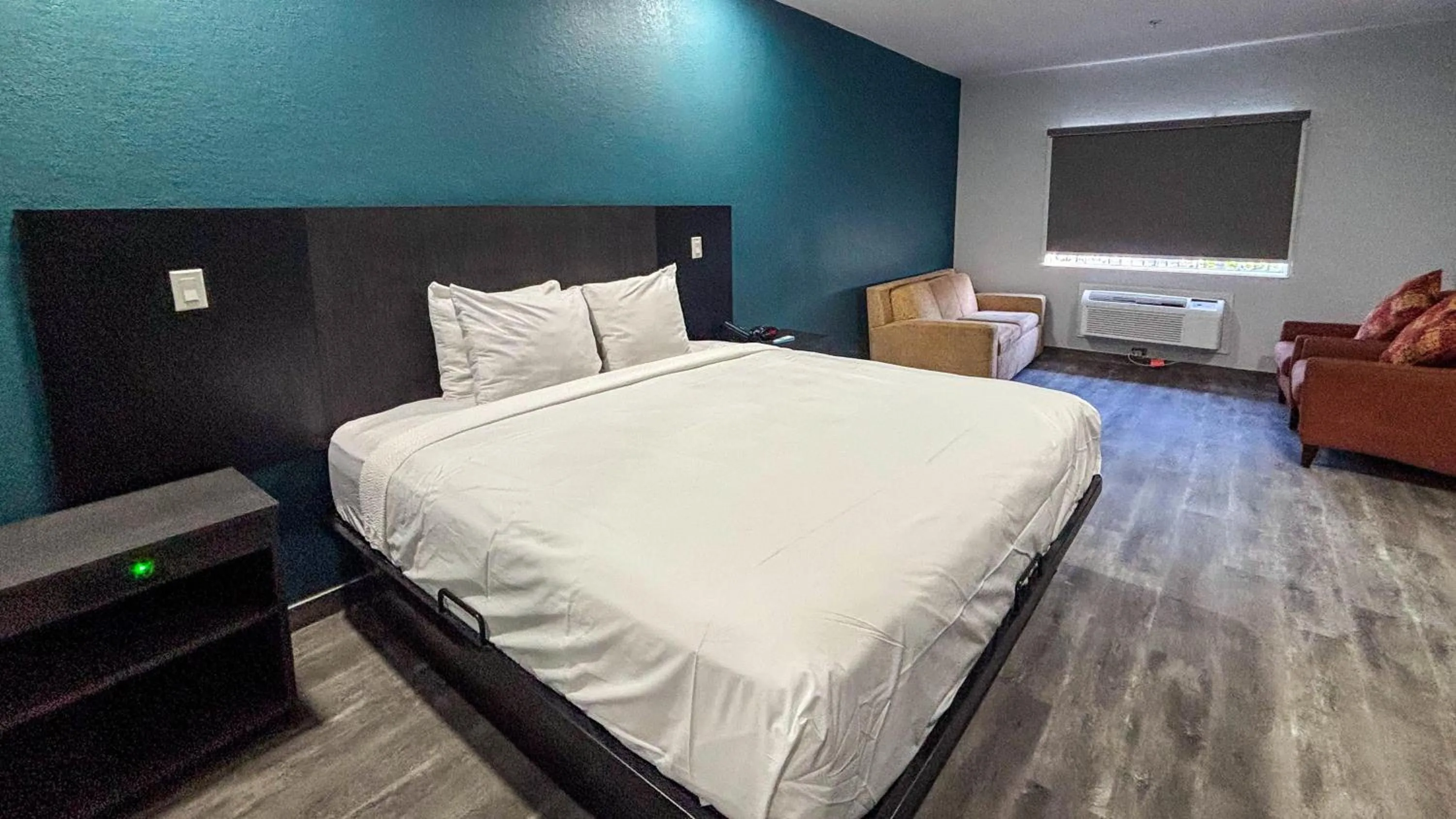 Photo of the whole room, Bed in Studio 6 Houston, TX - Westchase