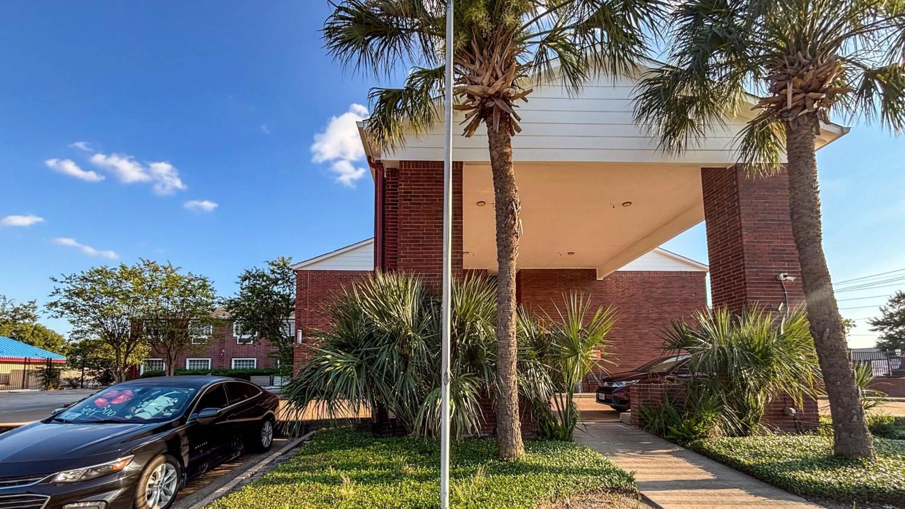 Property building in Studio 6 Houston, TX - Westchase