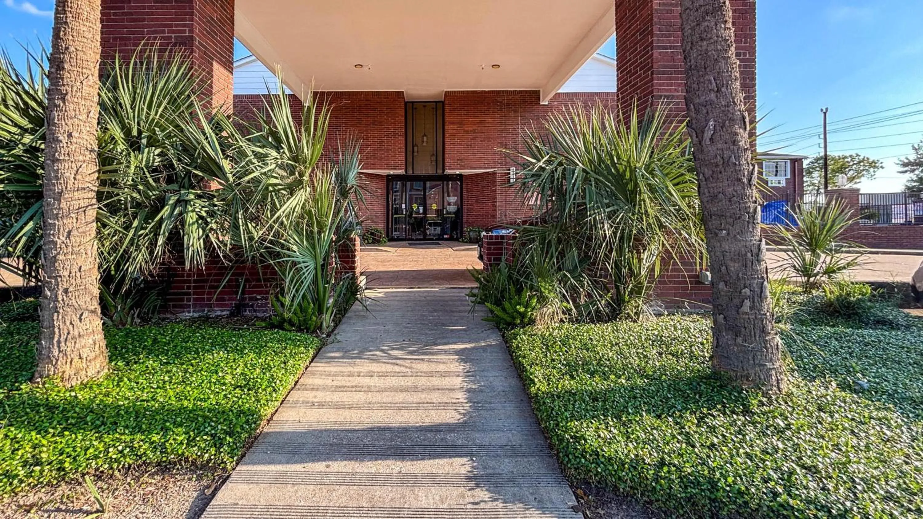 Property building in Studio 6 Houston, TX - Westchase