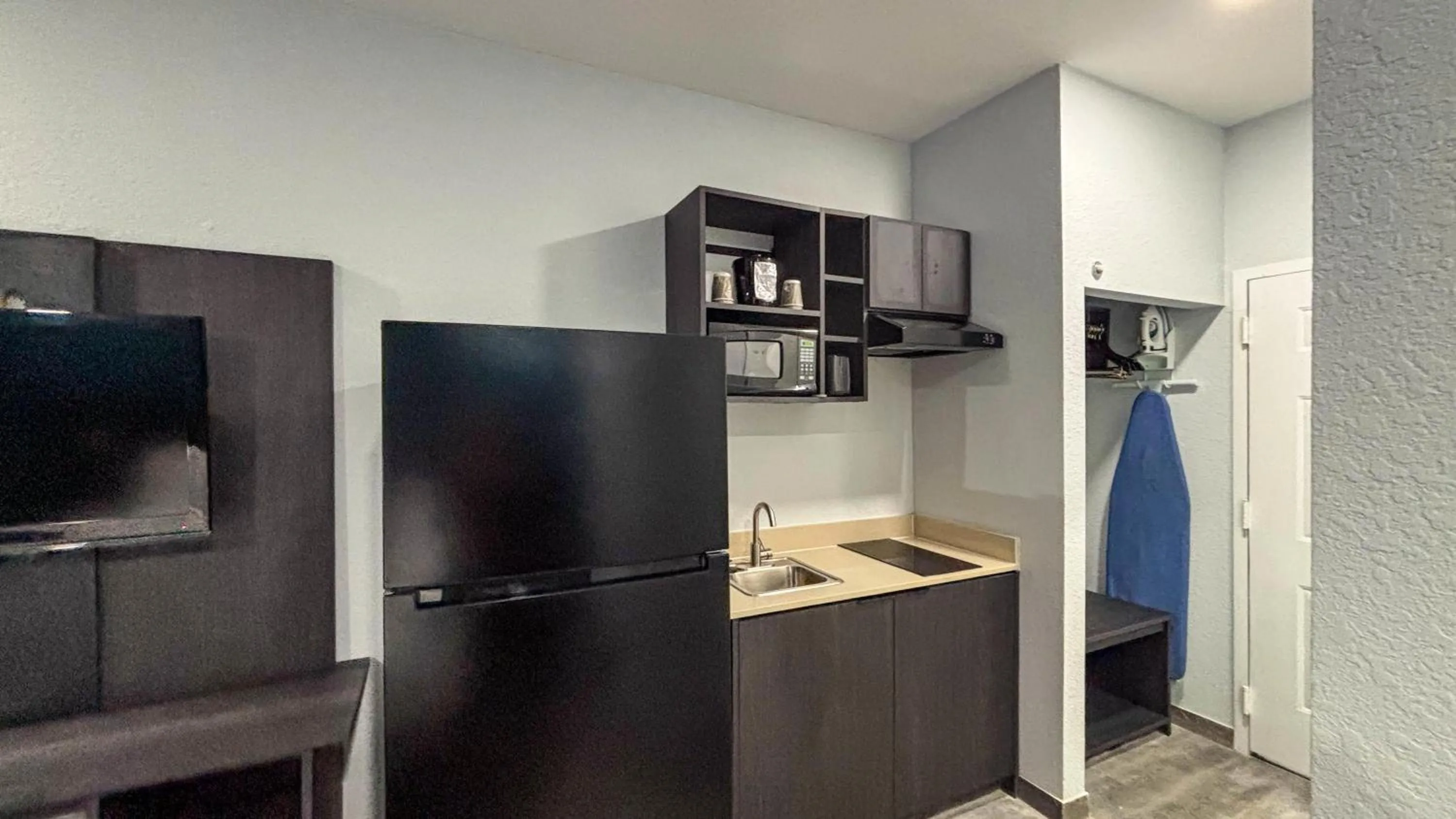 Kitchen or kitchenette in Studio 6 Houston, TX - Westchase