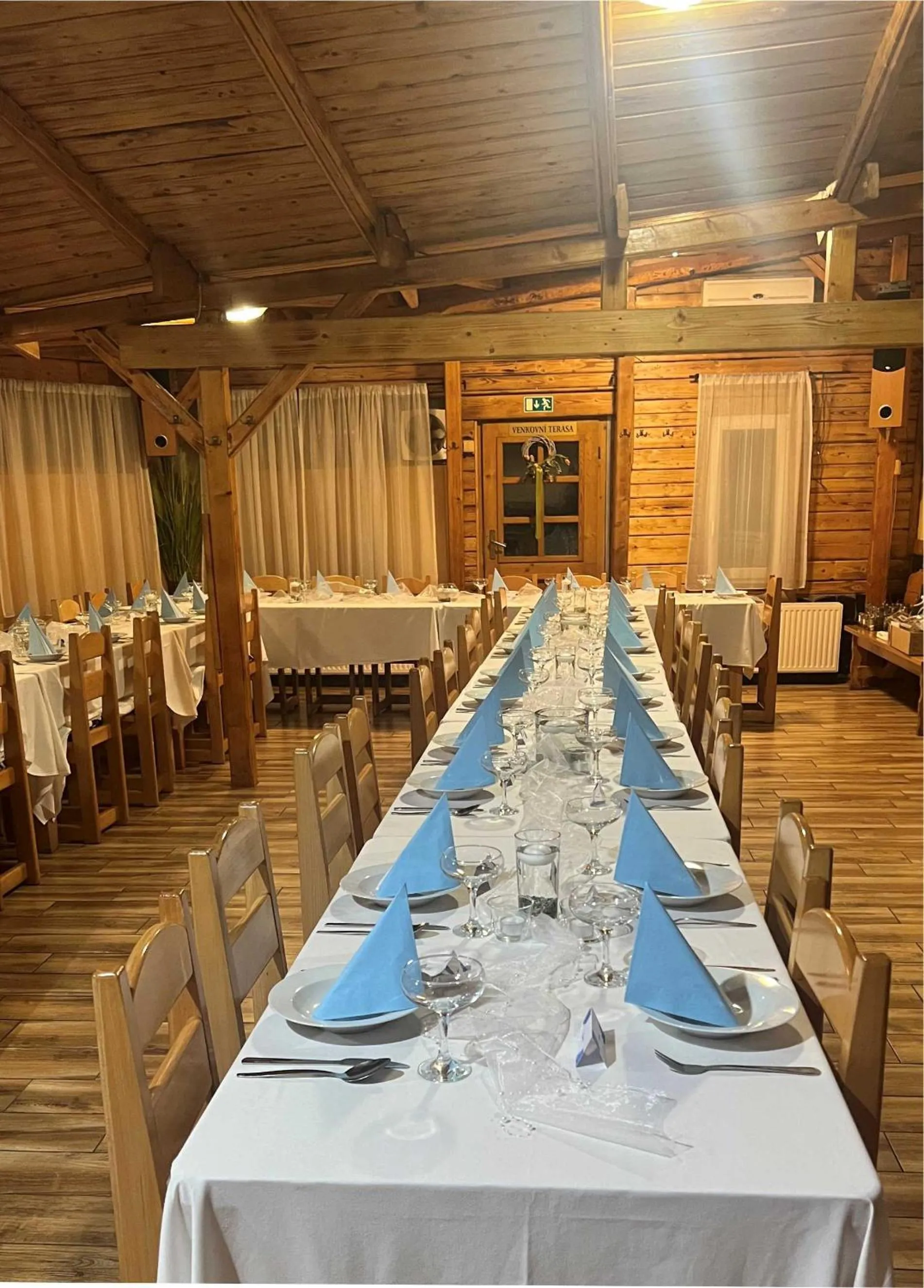 Restaurant/places to eat in Hotel Taurus