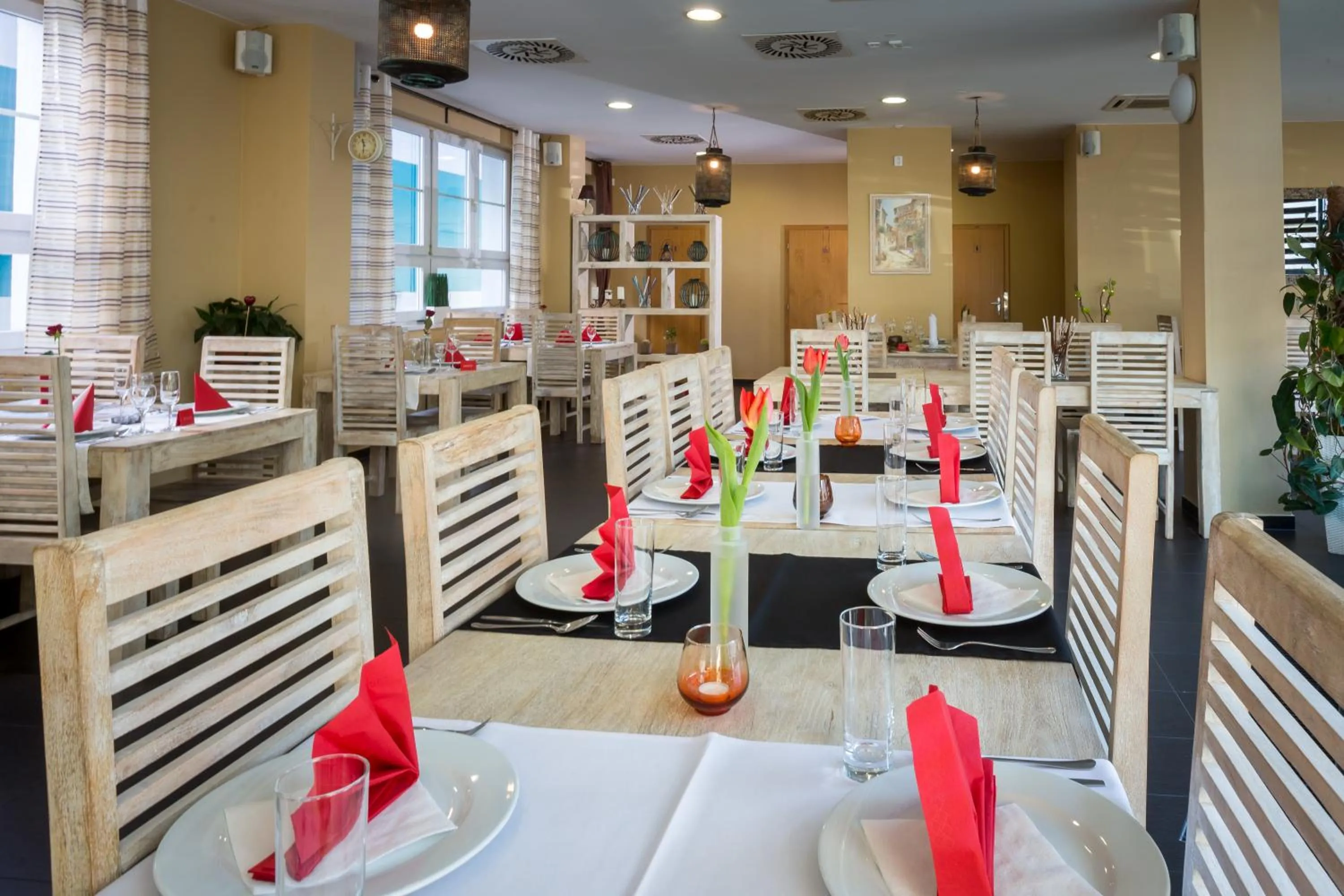 Restaurant/places to eat in Sareza hotel