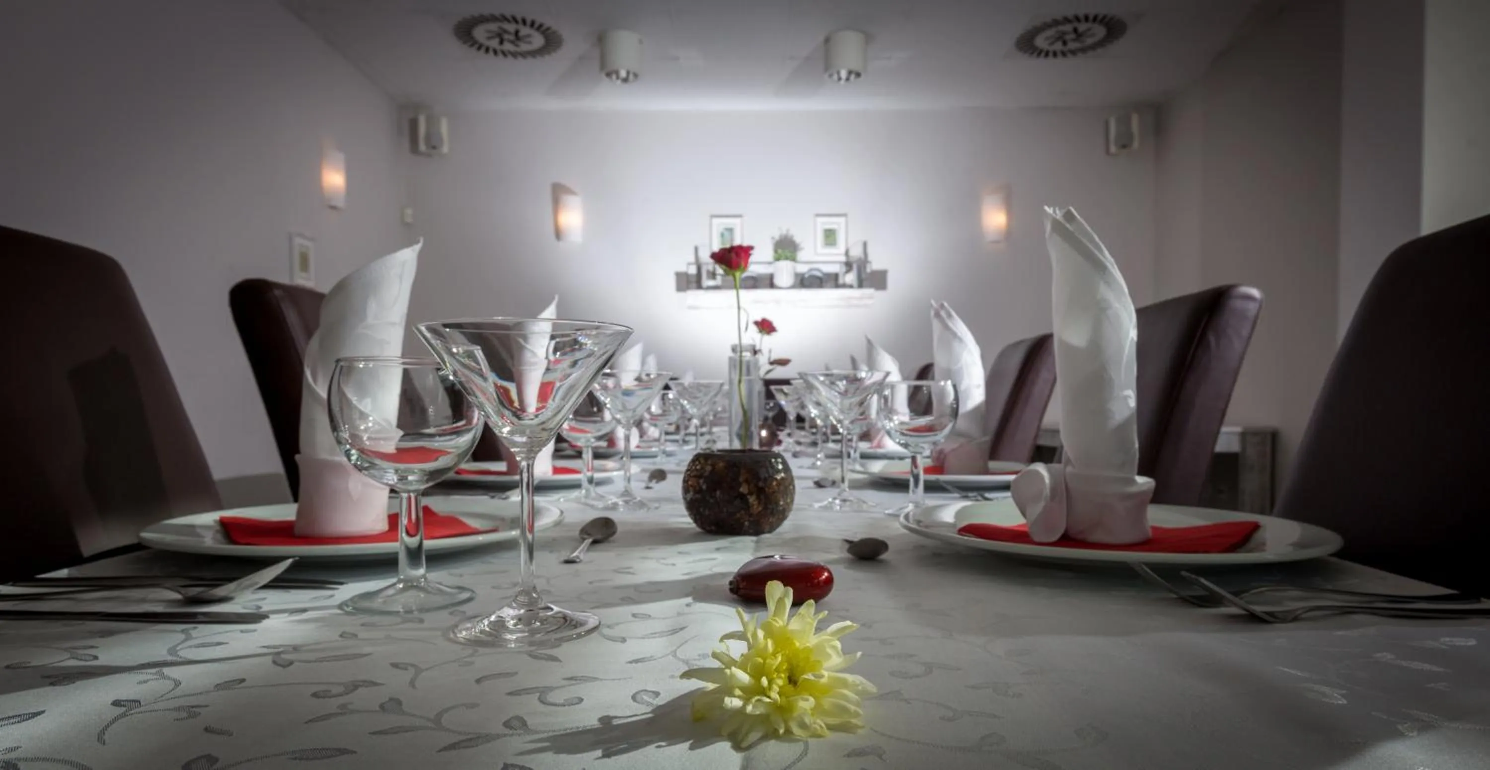 Restaurant/places to eat in Sareza hotel