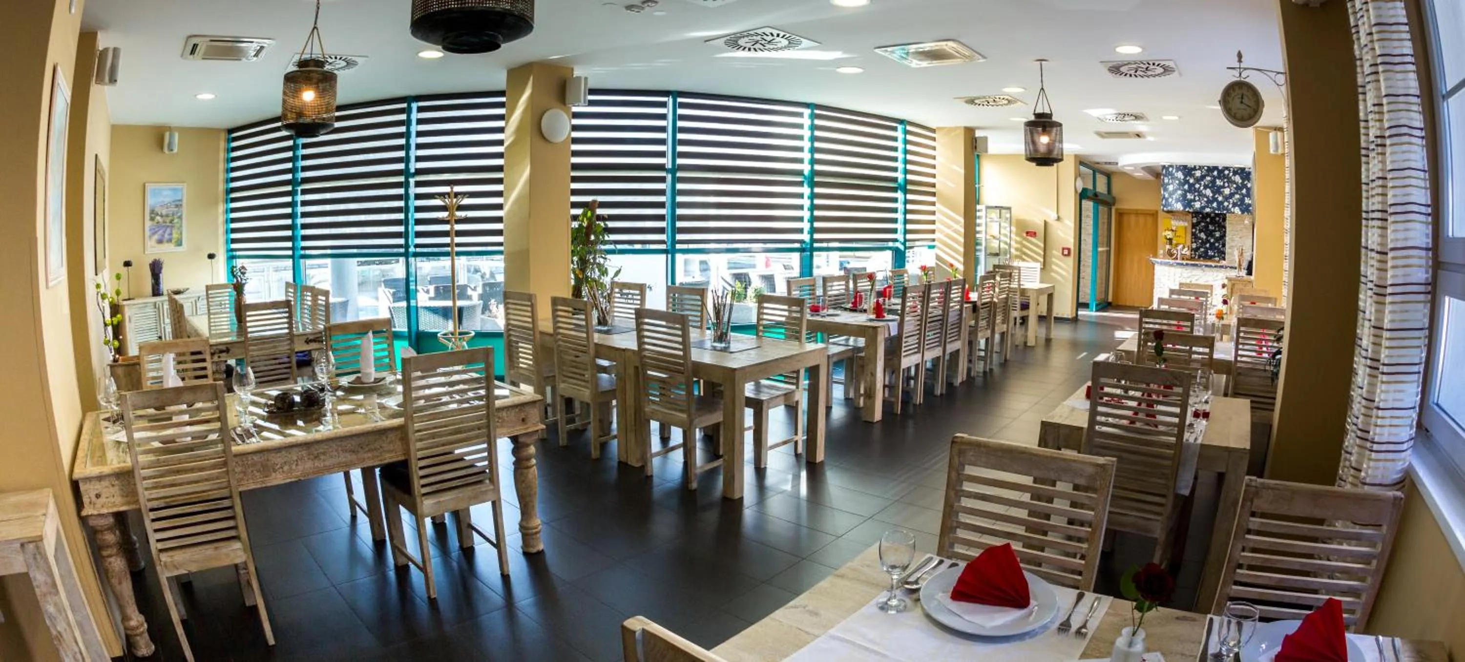 Restaurant/places to eat in Sareza hotel