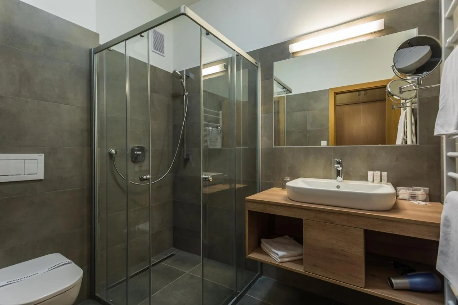 Shower in Sareza hotel