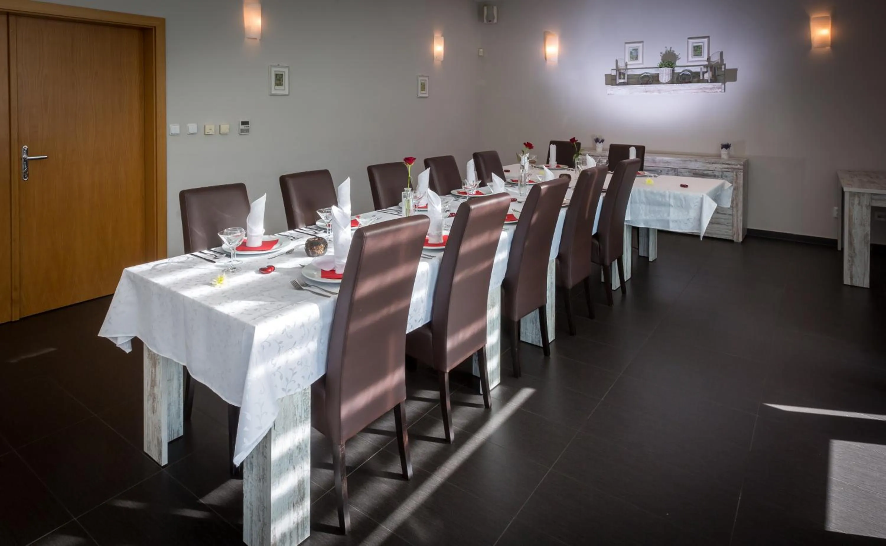 Restaurant/places to eat in Sareza hotel