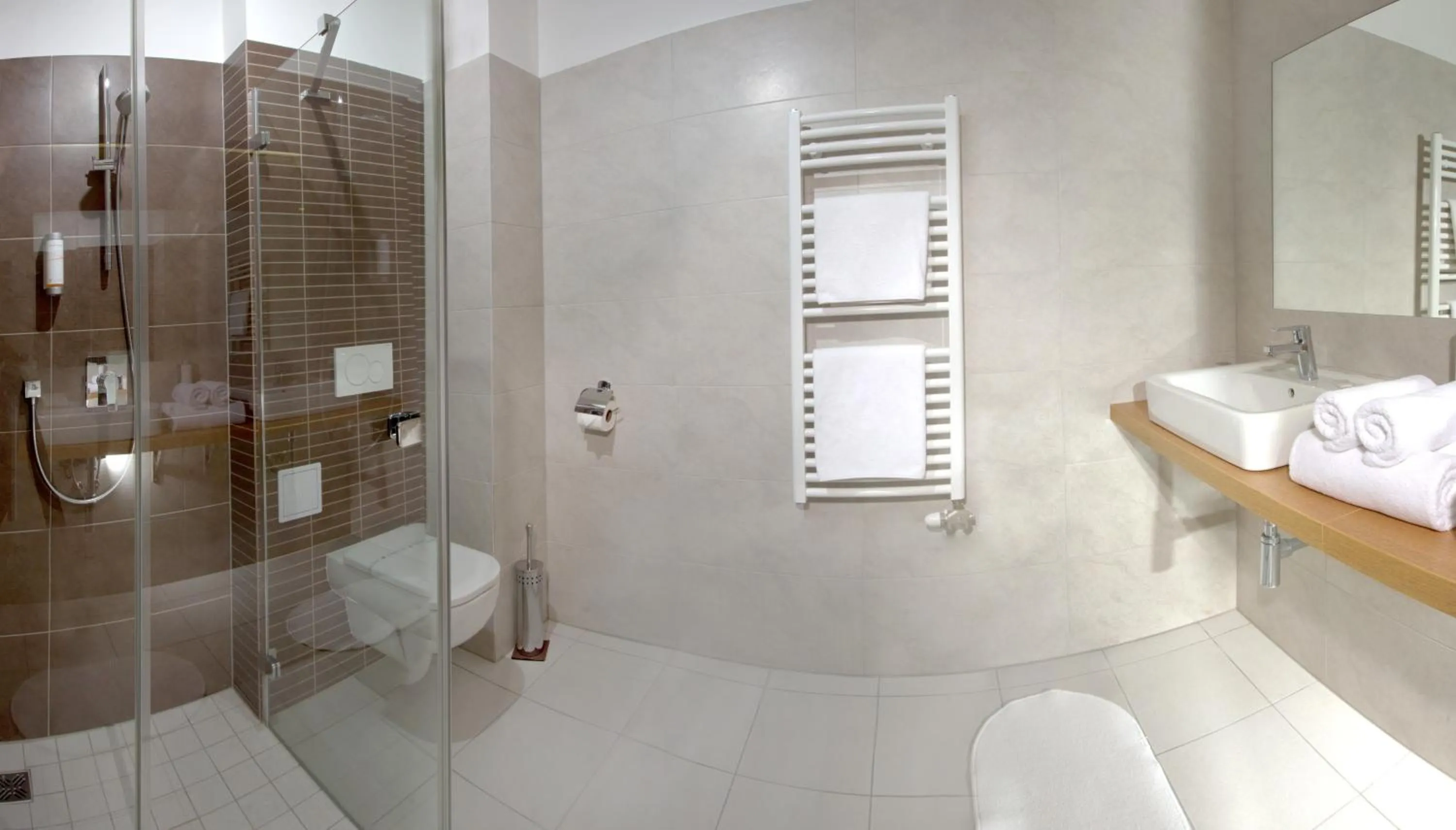 Shower in Sareza hotel