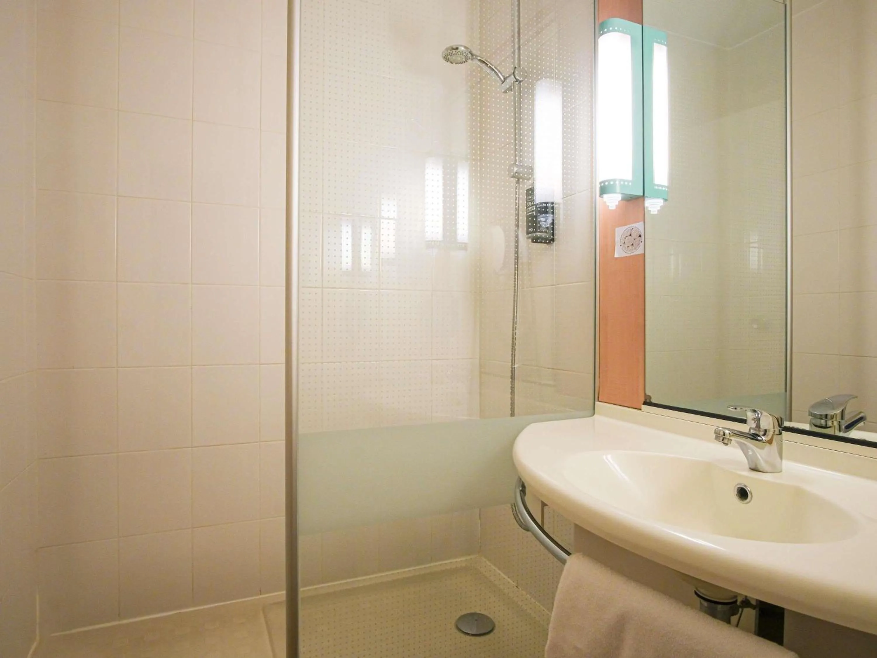 Bedroom in ibis Toulouse Aeroport