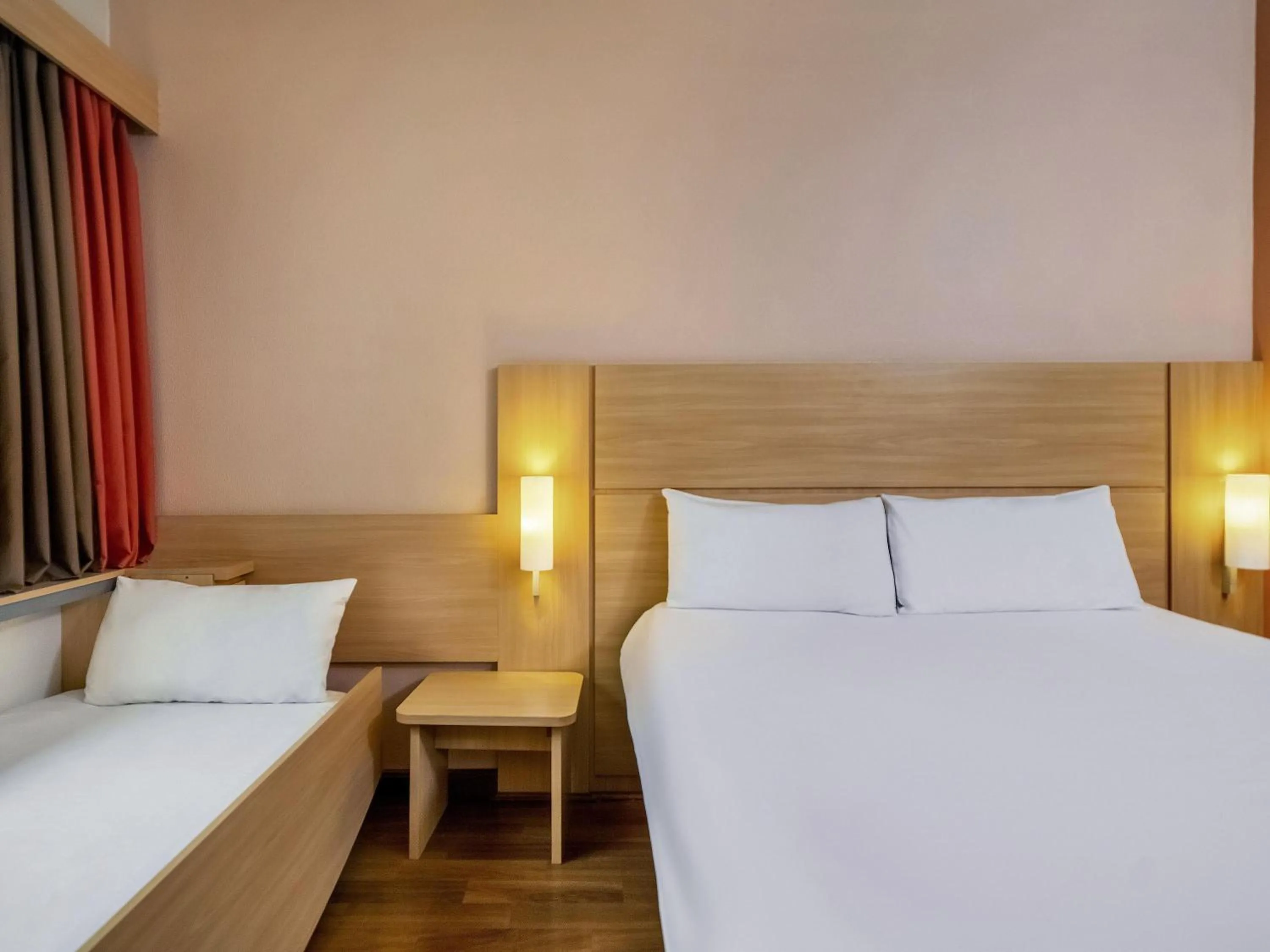 Bedroom, Bed in ibis Toulouse Aeroport