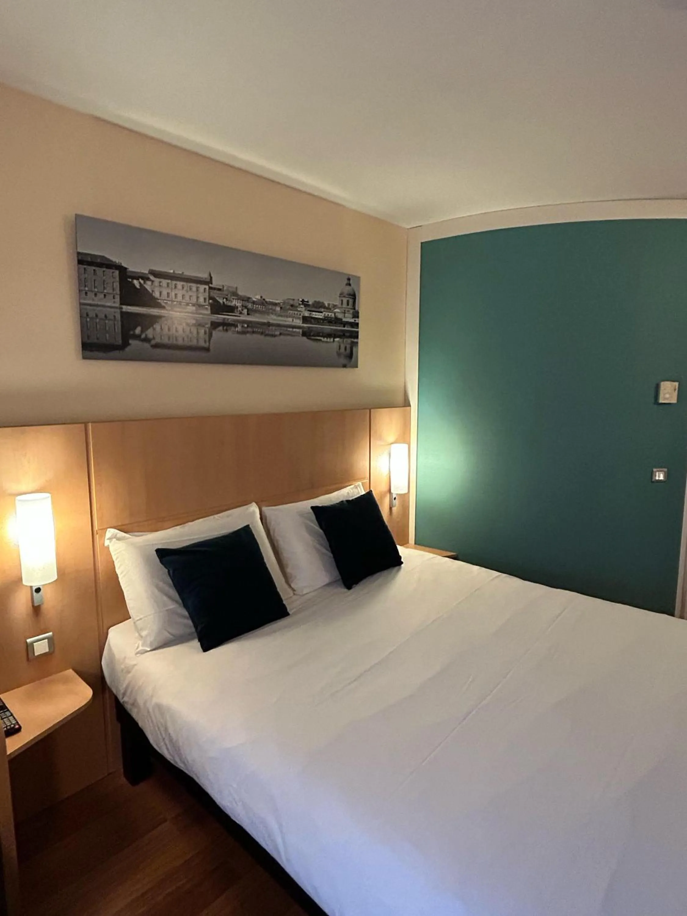 Bedroom, Bed in ibis Toulouse Aeroport