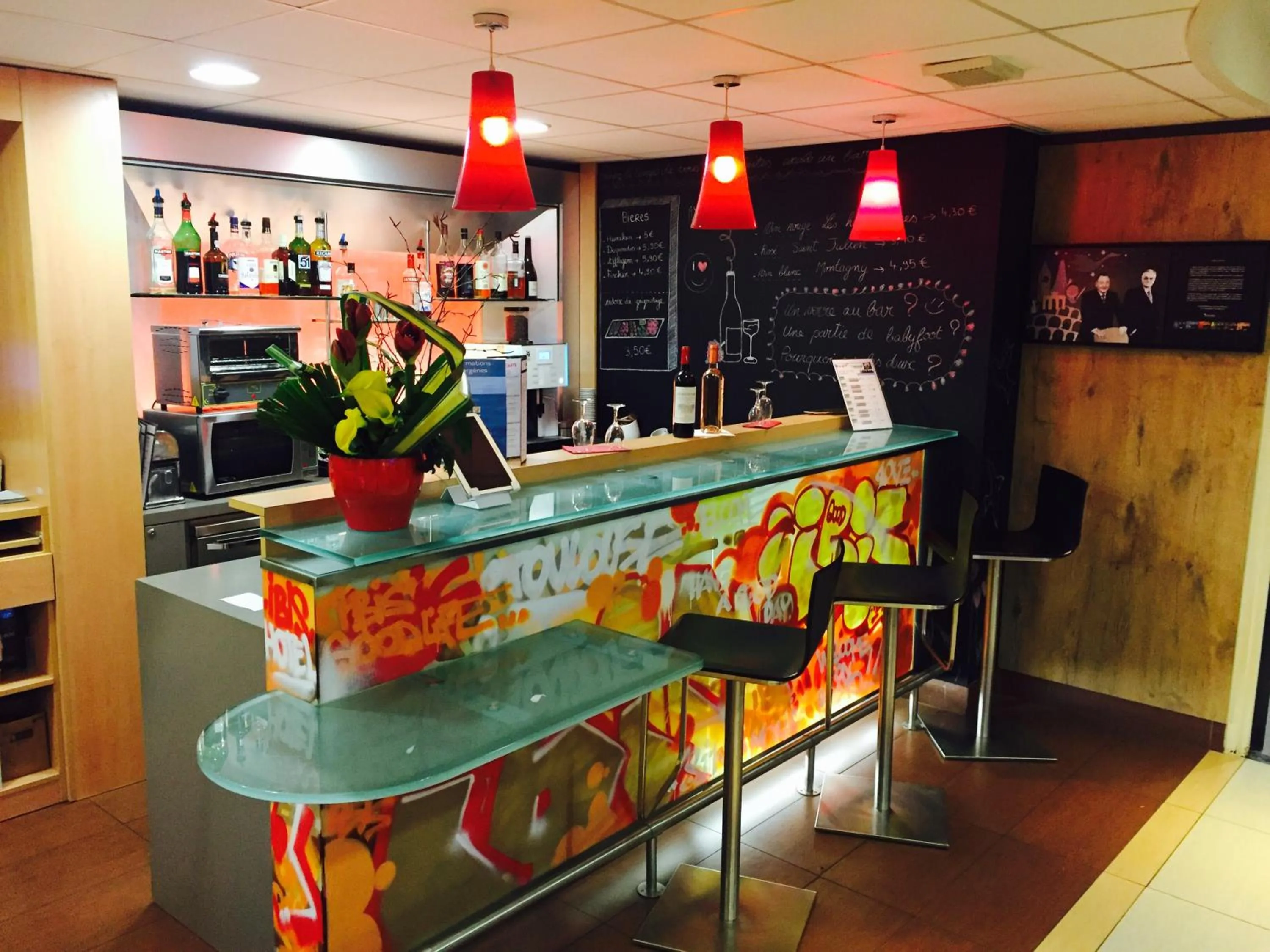 Lounge or bar in ibis Toulouse Aeroport