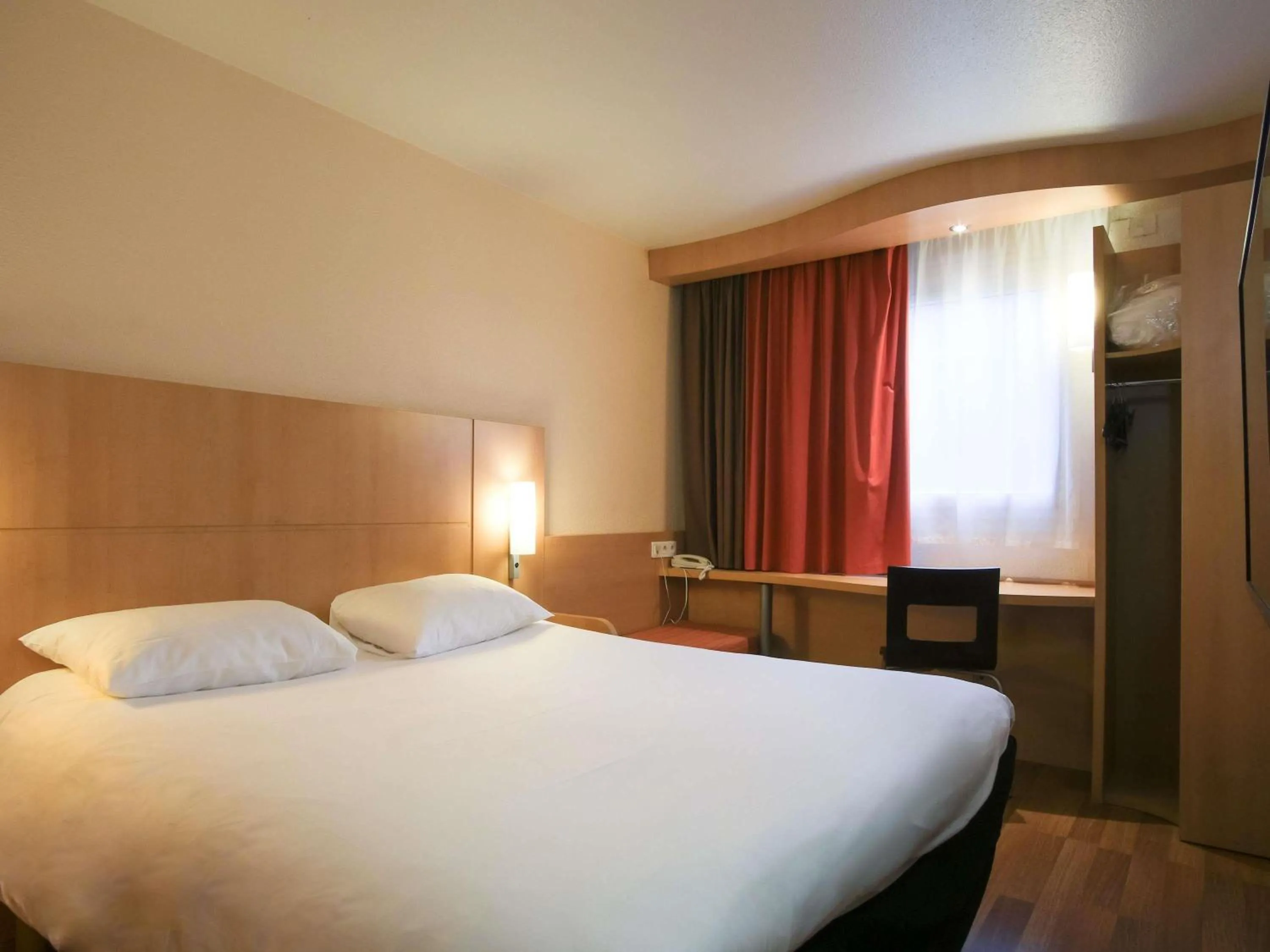 Bedroom, Bed in ibis Toulouse Aeroport