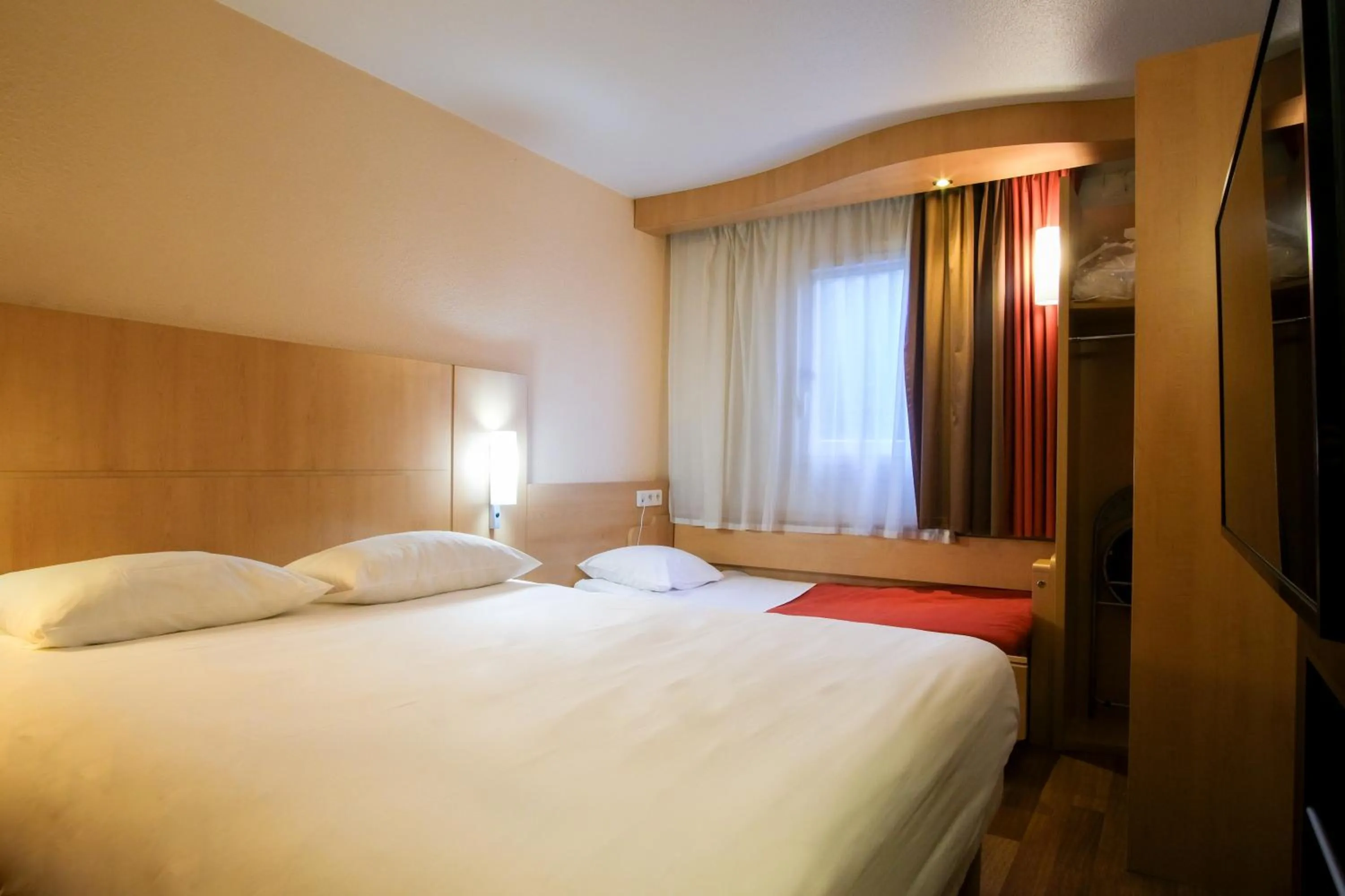 Photo of the whole room, Bed in ibis Toulouse Aeroport