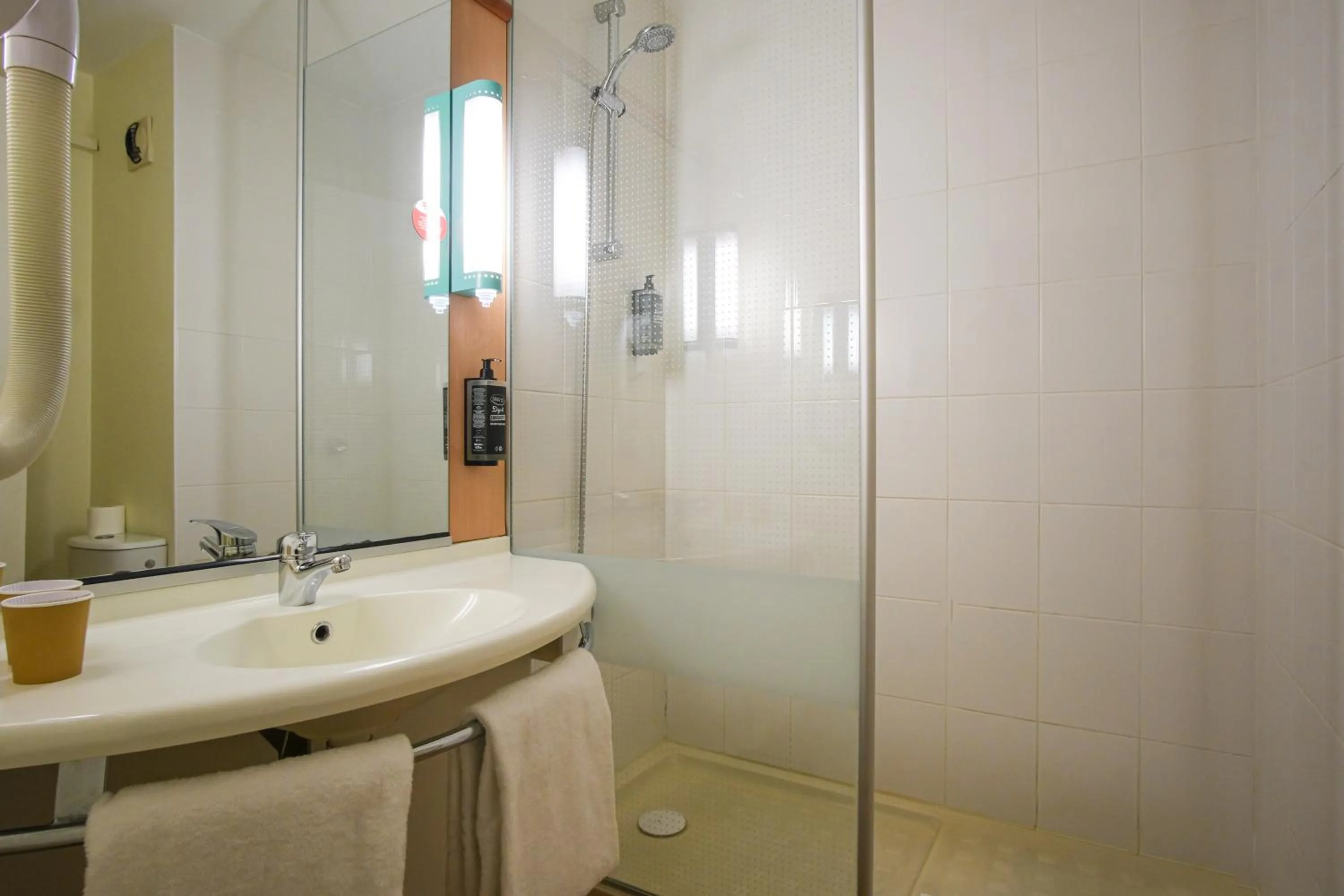 Shower in ibis Toulouse Aeroport