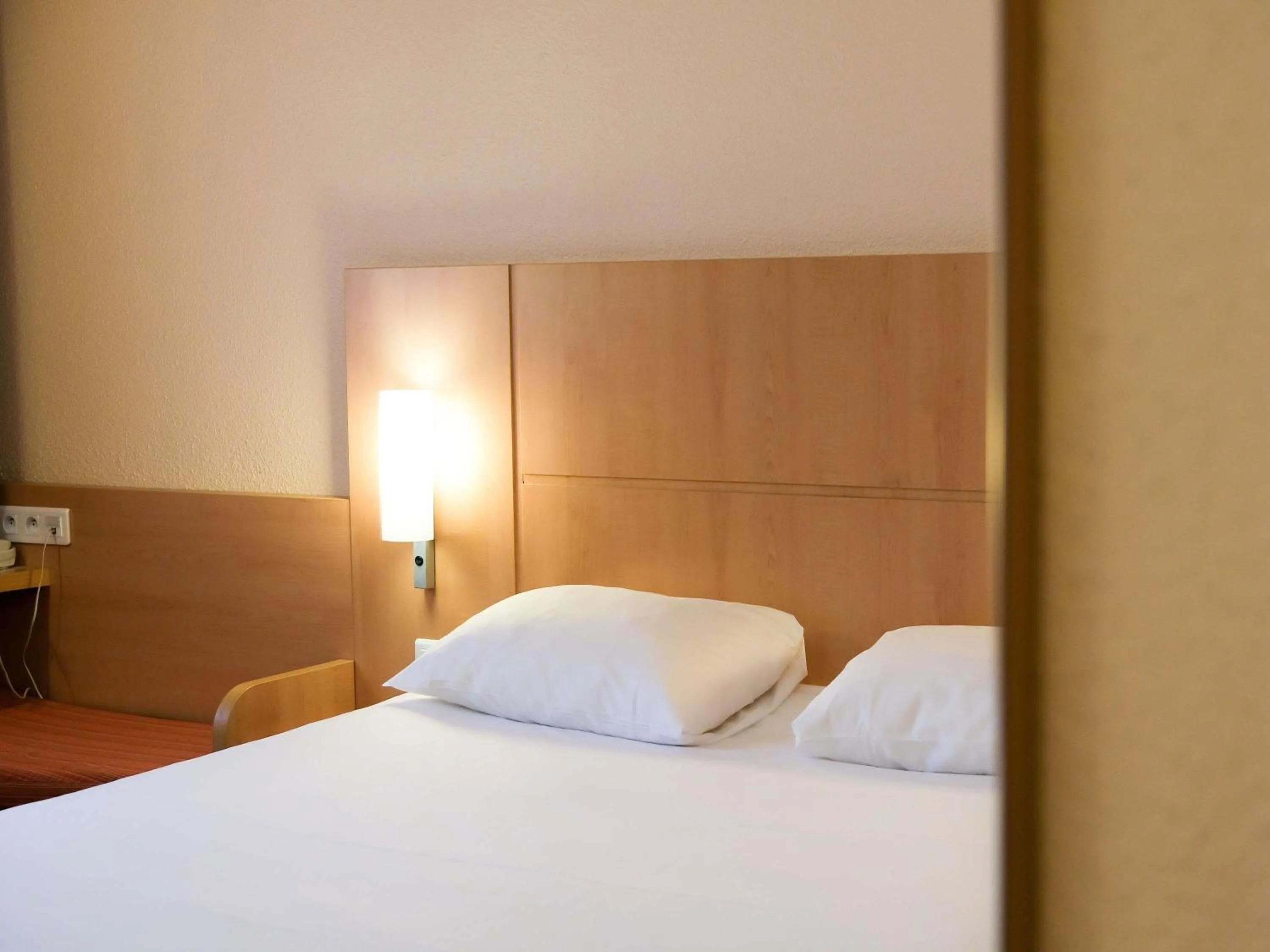 Bedroom, Bed in ibis Toulouse Aeroport