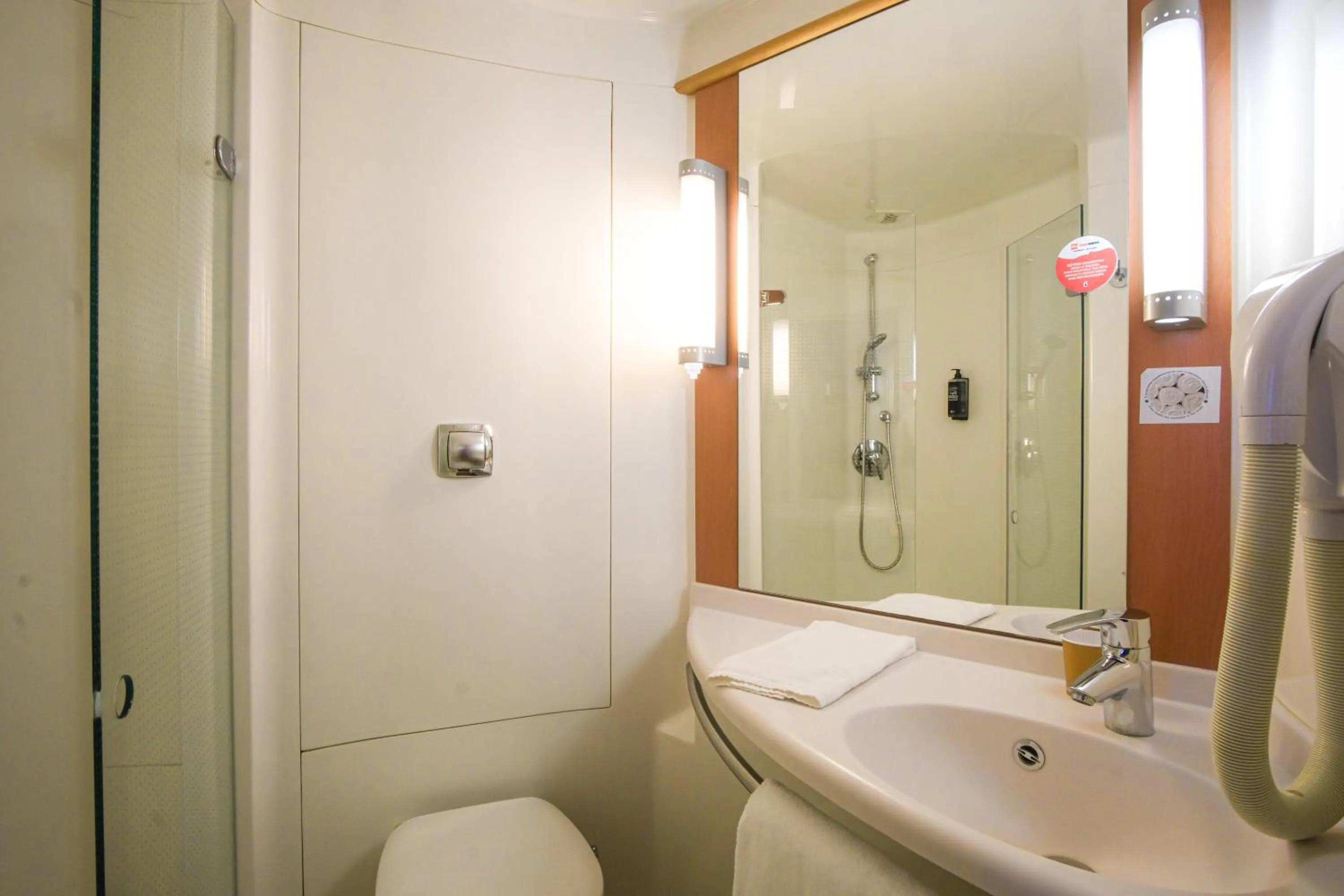 Bathroom in ibis Toulouse Aeroport