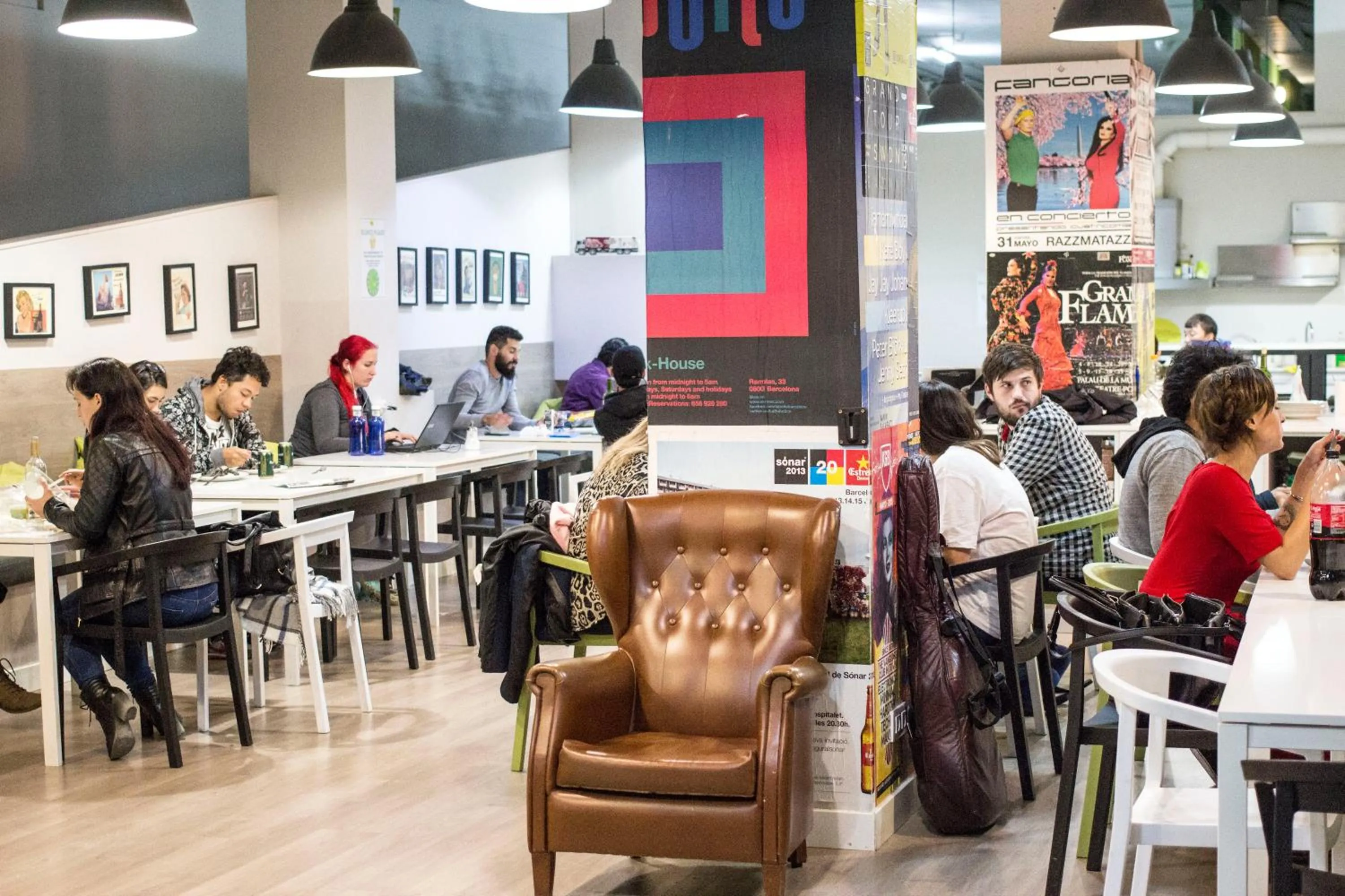 Lounge or bar in Hola Hostal Eixample