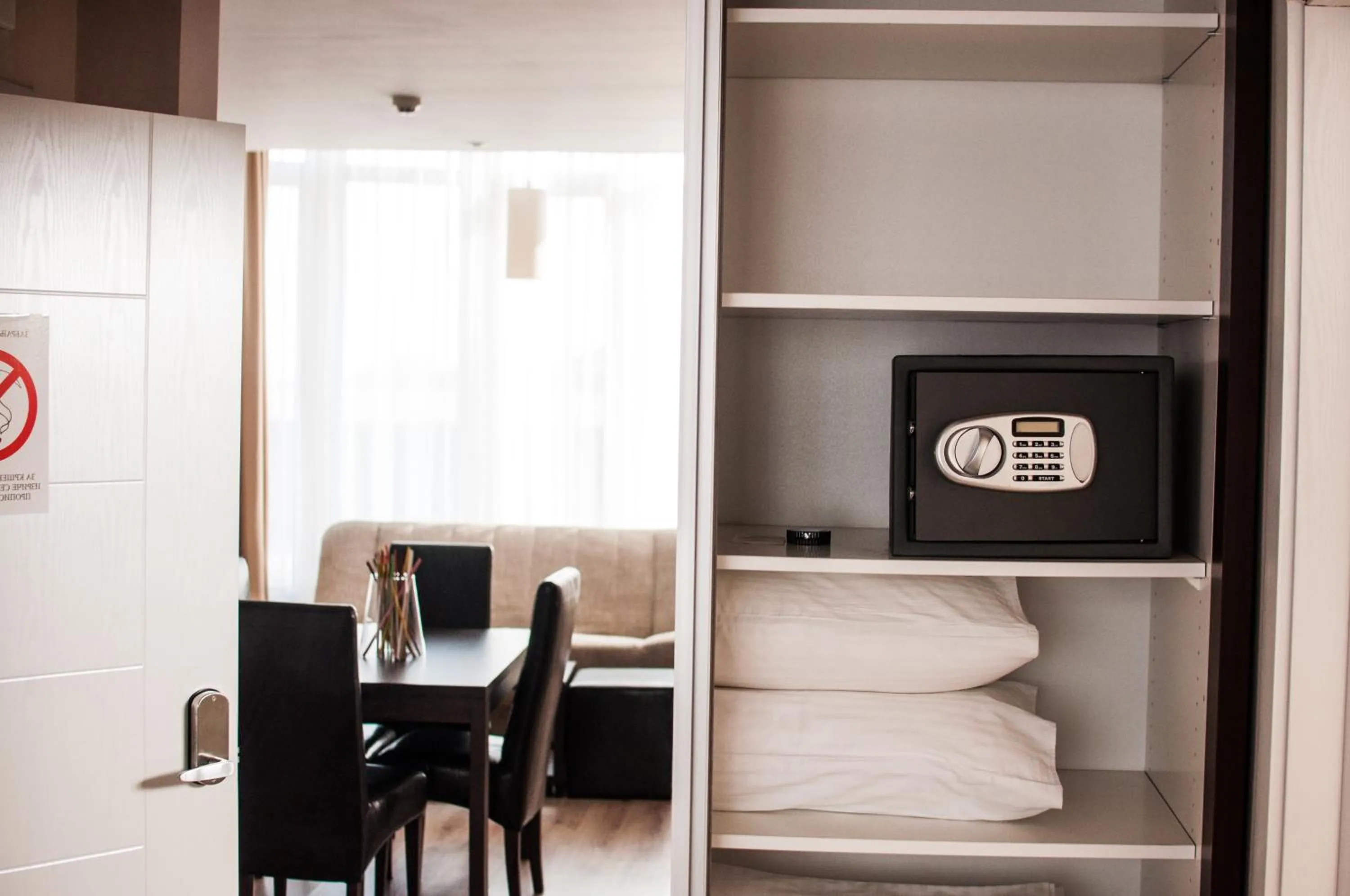 Bedroom, Bed in Garni Hotel 018 In