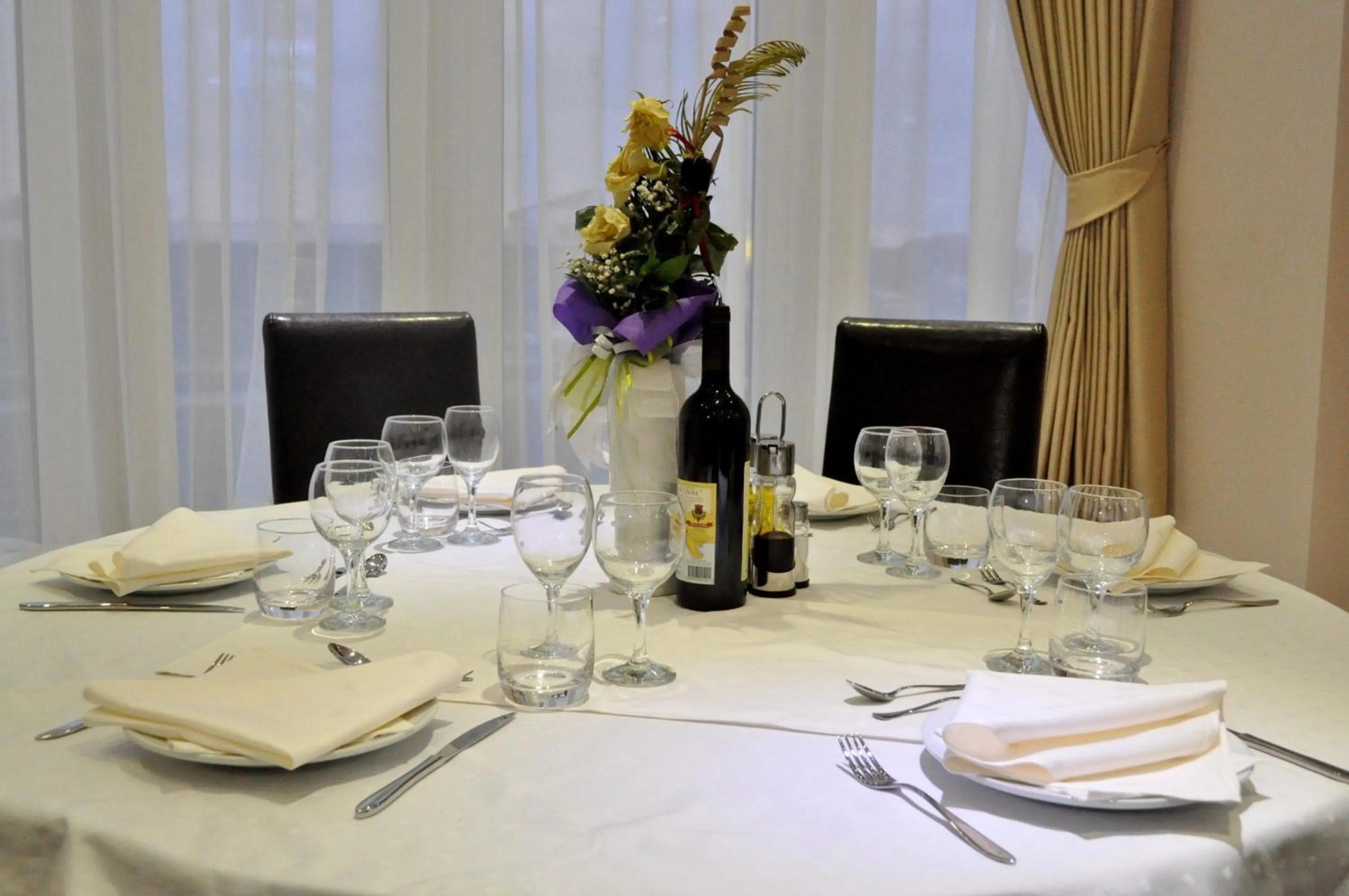 Restaurant/places to eat in Garni Hotel 018 In