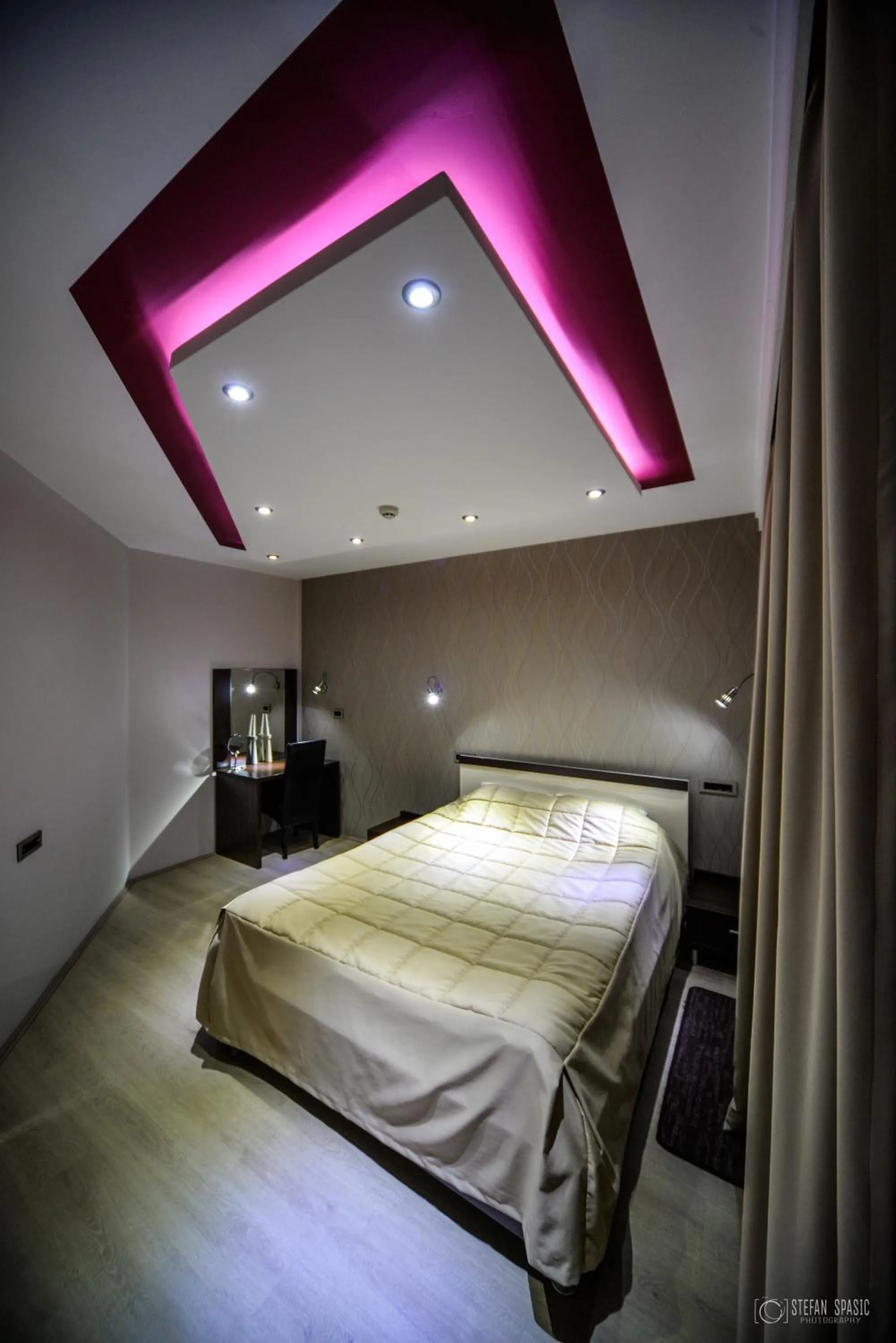 Bedroom, Bed in Garni Hotel 018 In