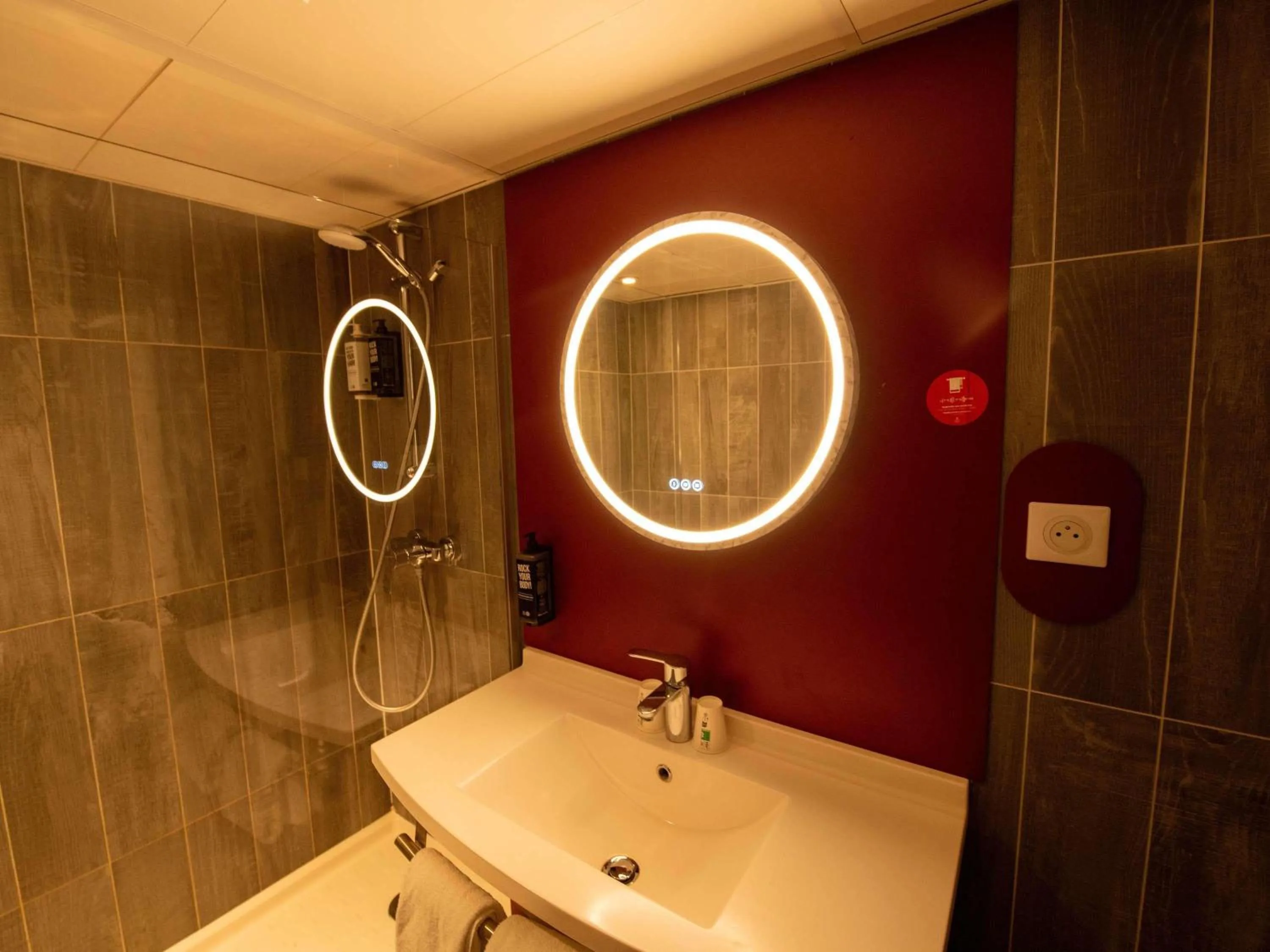 Bedroom in ibis Paris Grands Boulevards Opéra 9e