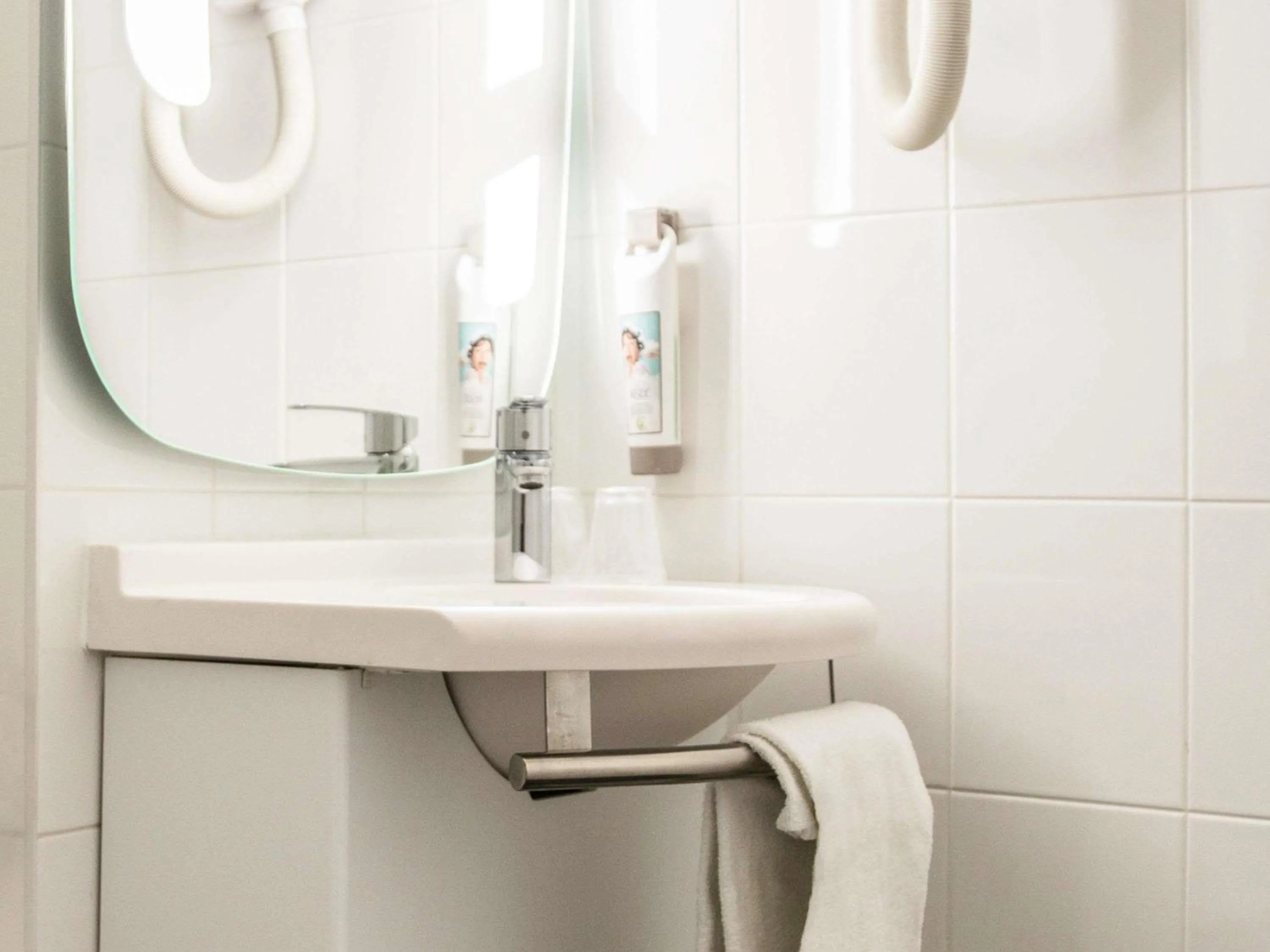 Bedroom in ibis Paris Grands Boulevards Opéra 9e