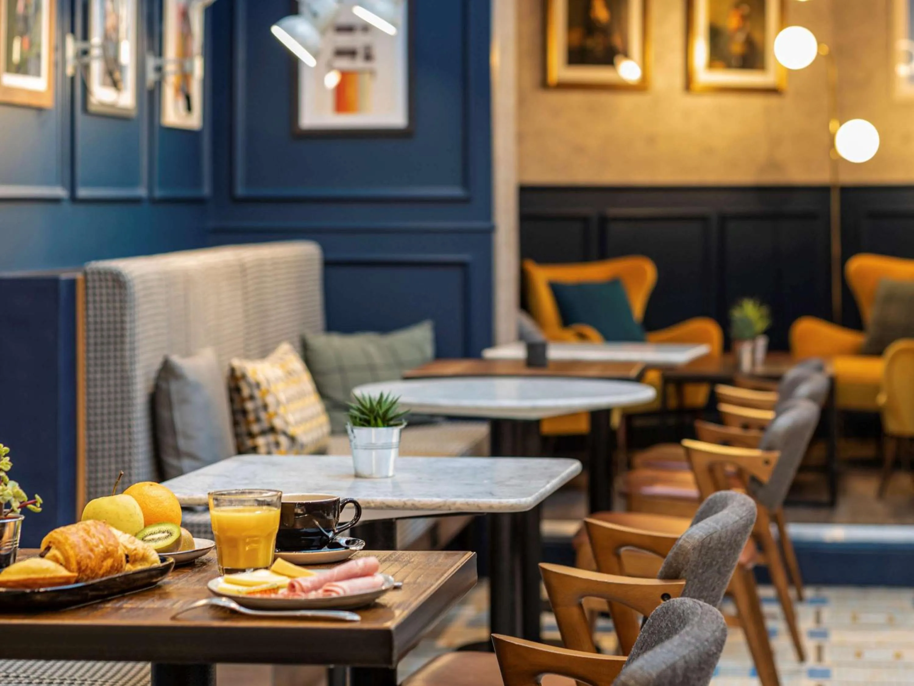 Restaurant/places to eat in ibis Paris Grands Boulevards Opéra 9e