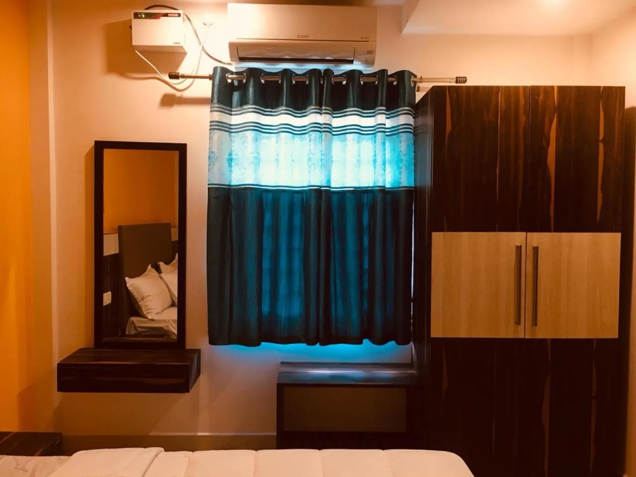 wardrobe, Bed in MM Park Inn