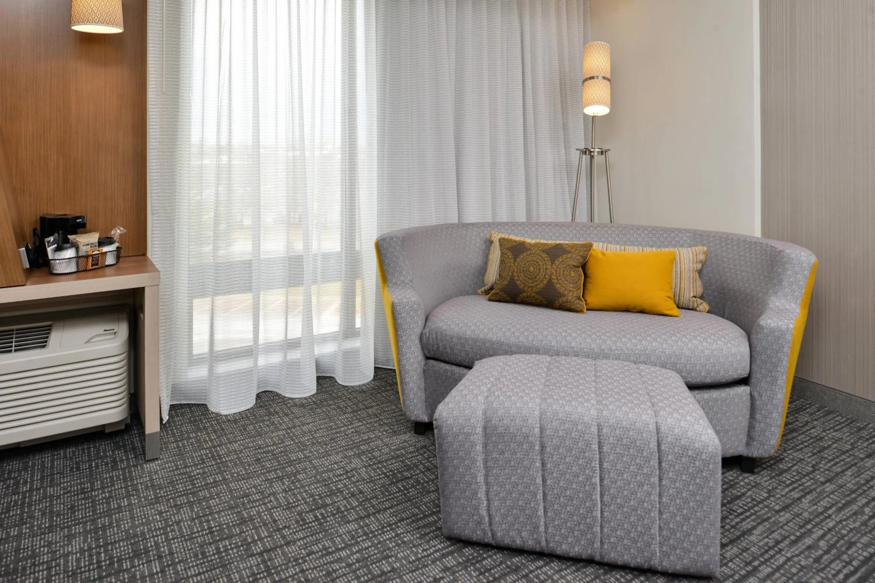 Photo of the whole room in Courtyard Kansas City Olathe