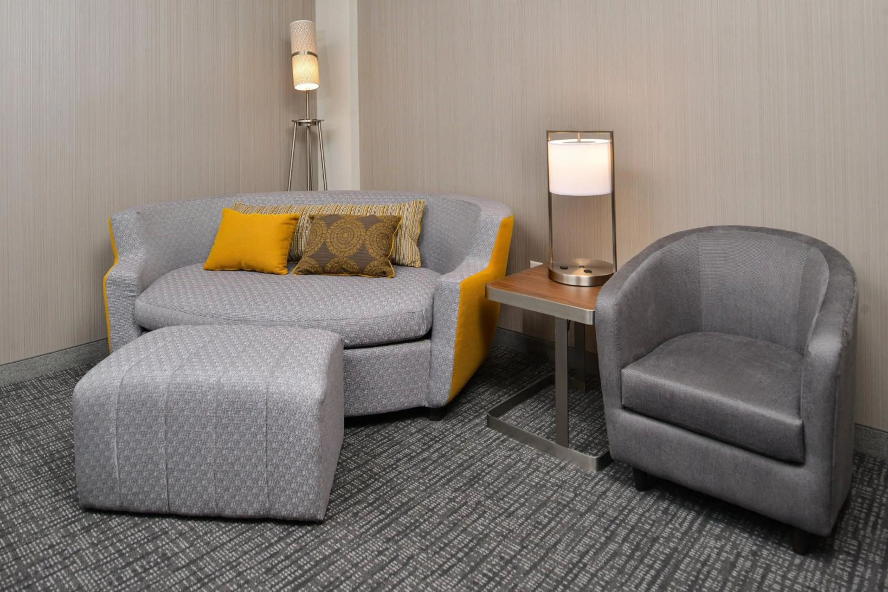 Living room in Courtyard Kansas City Olathe