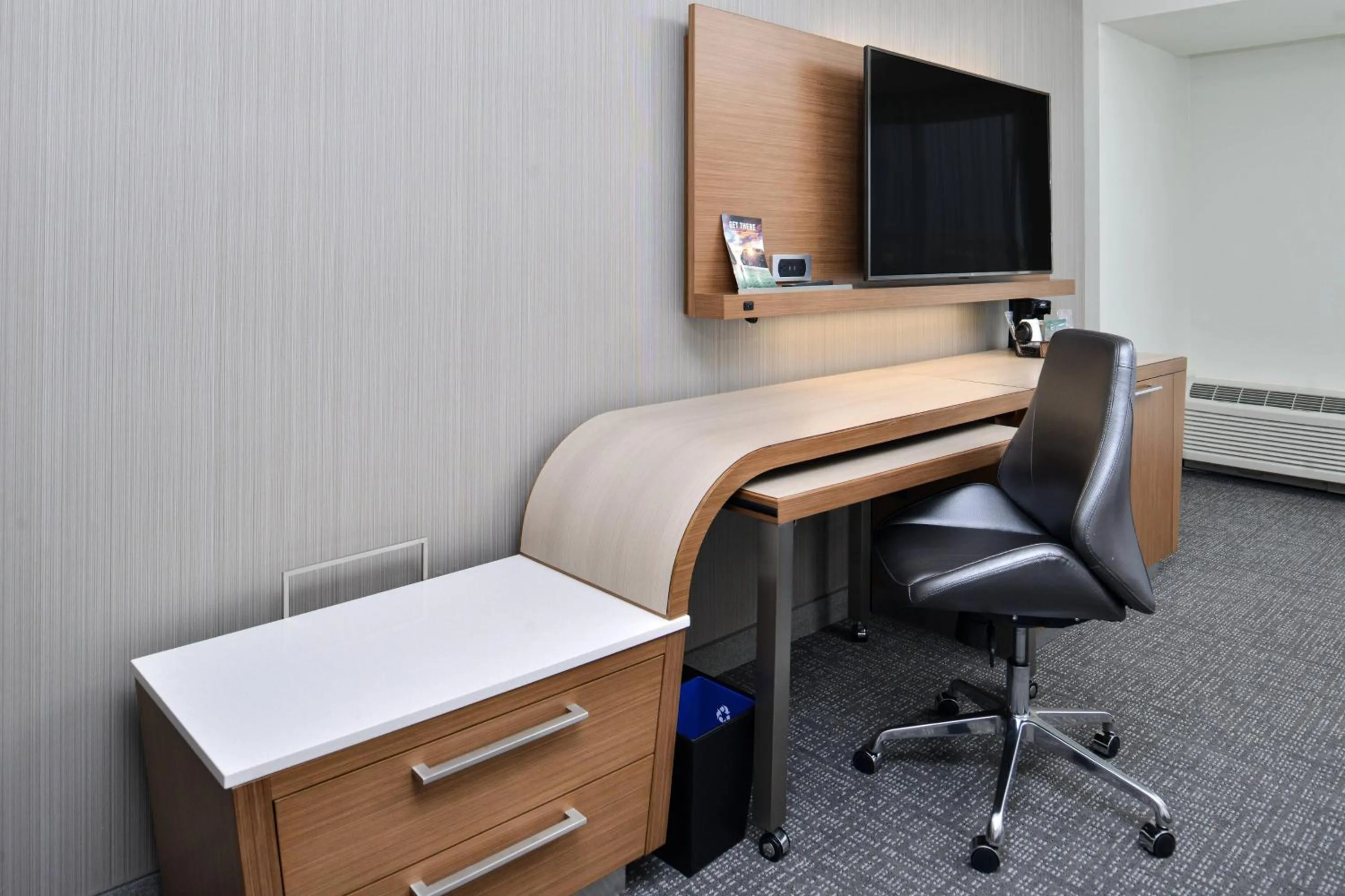 Photo of the whole room in Courtyard Kansas City Olathe