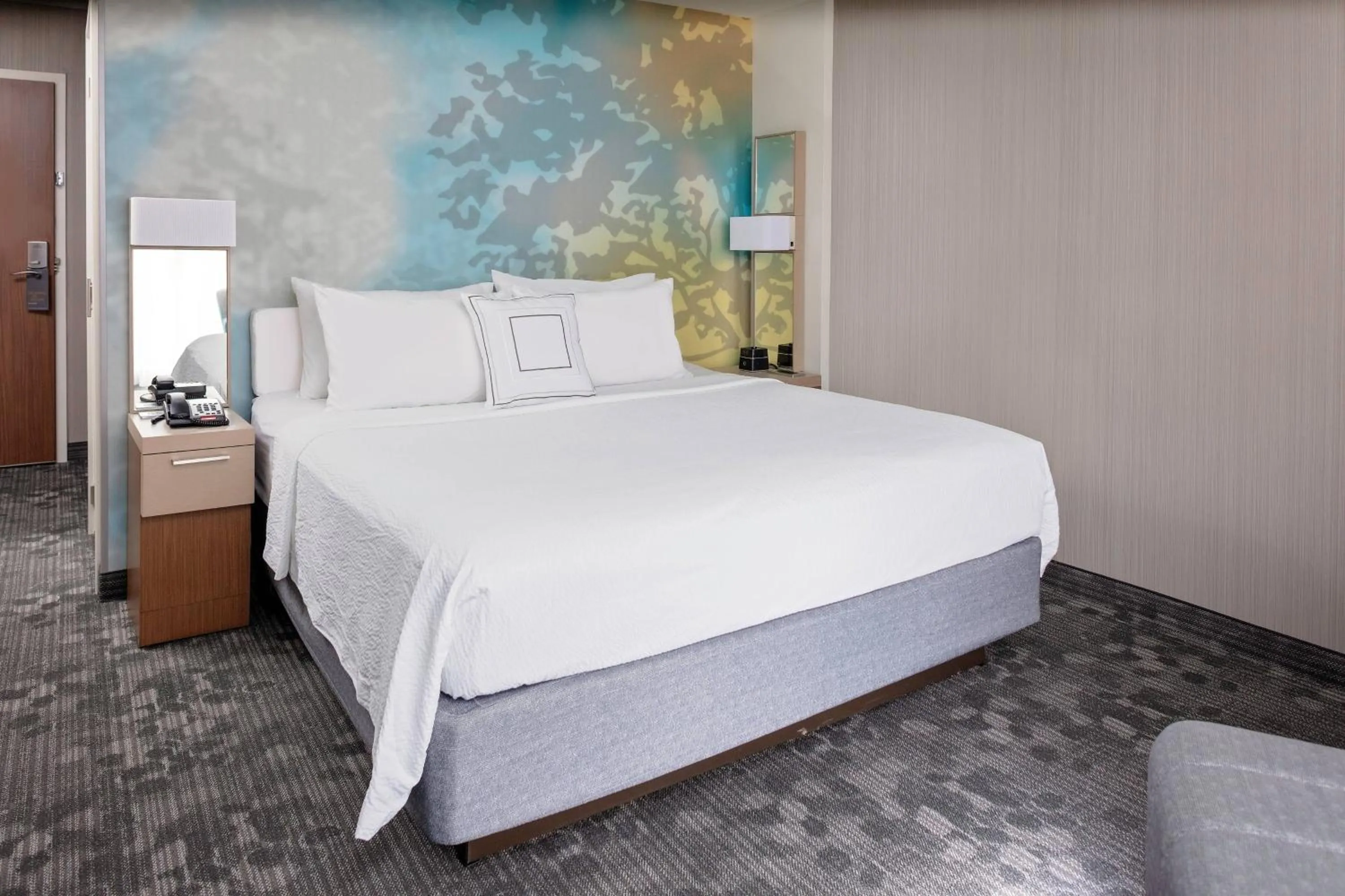 Photo of the whole room, Bed in Courtyard Cincinnati Mason