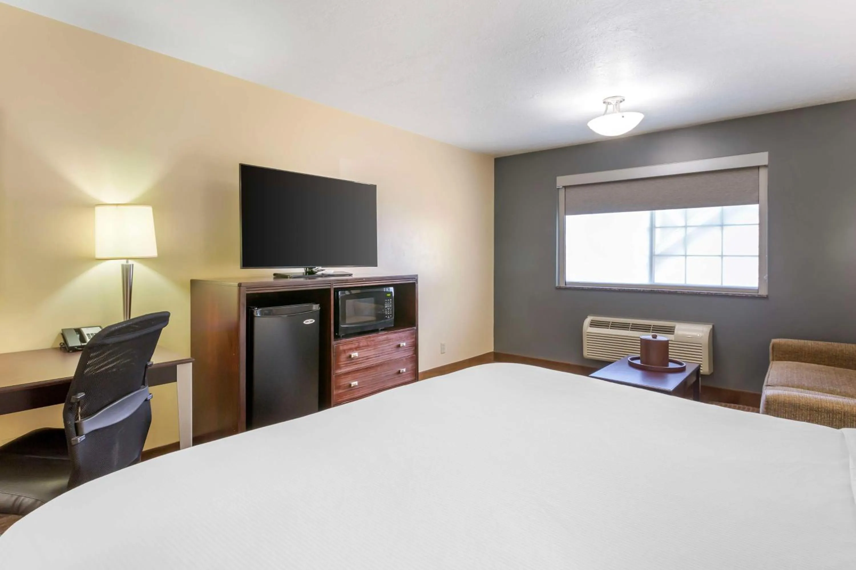 Bedroom, Bed in Best Western PLUS Cotton Tree Inn