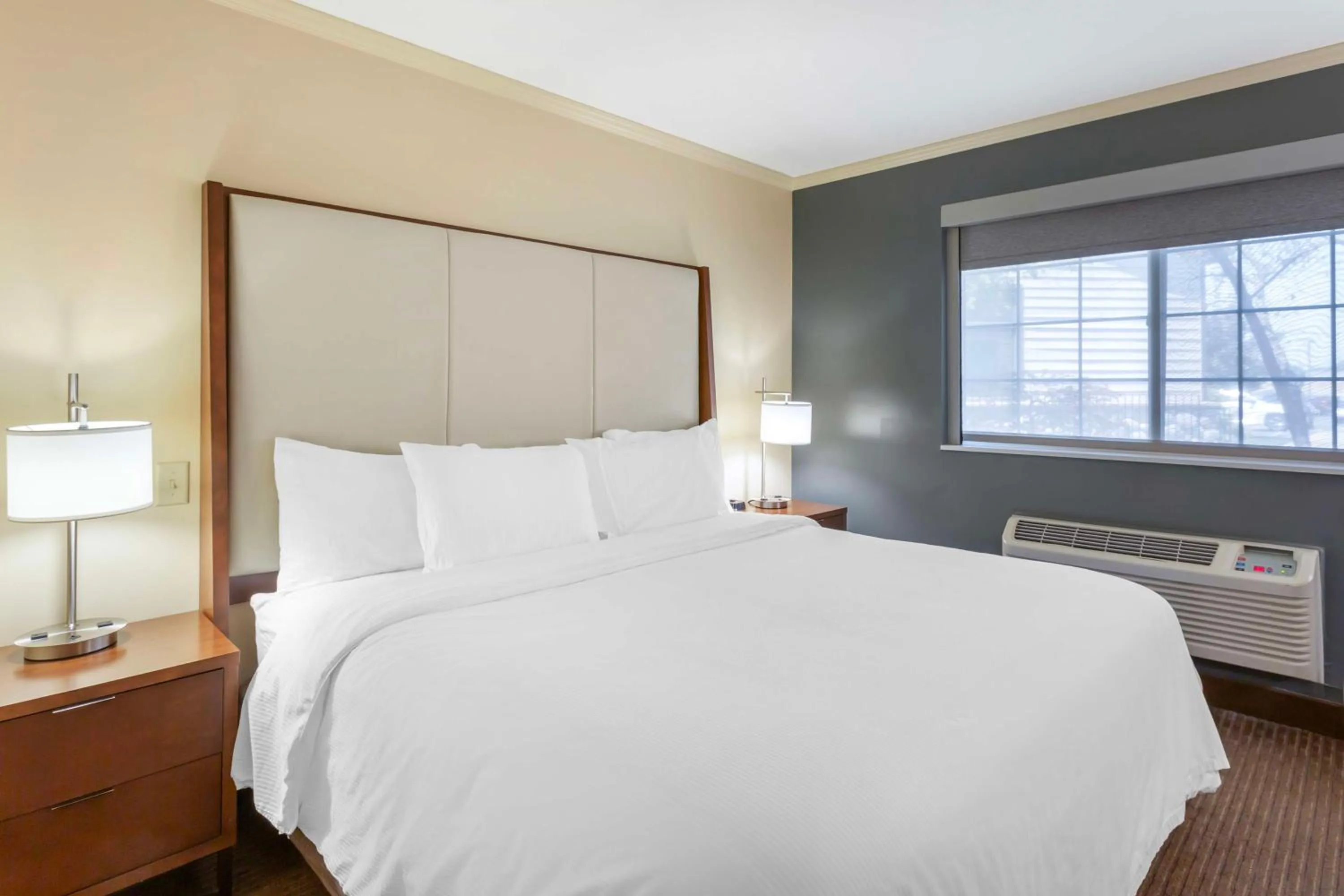 Bedroom, Bed in Best Western PLUS Cotton Tree Inn