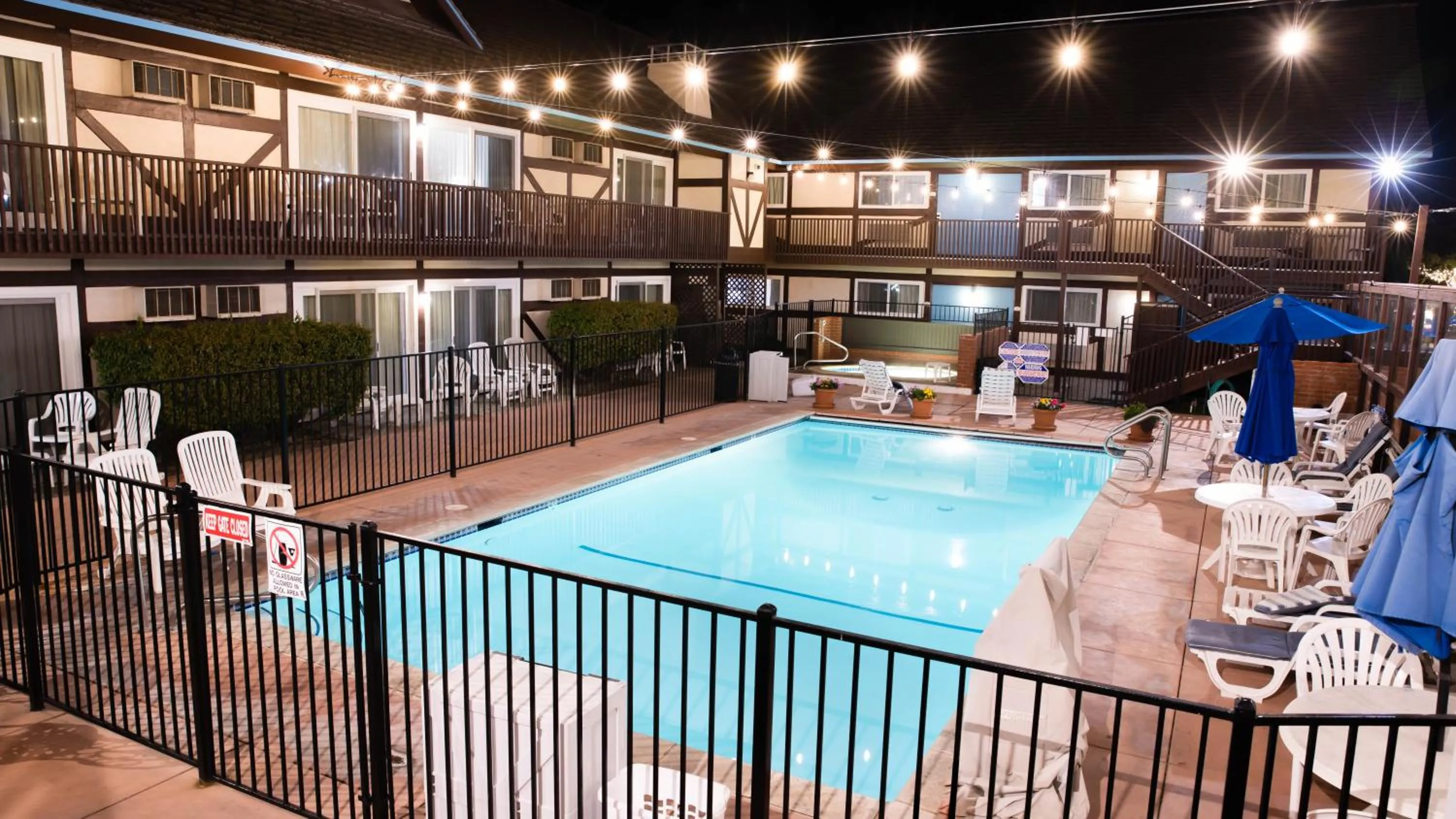 Pool view in King Frederik Inn