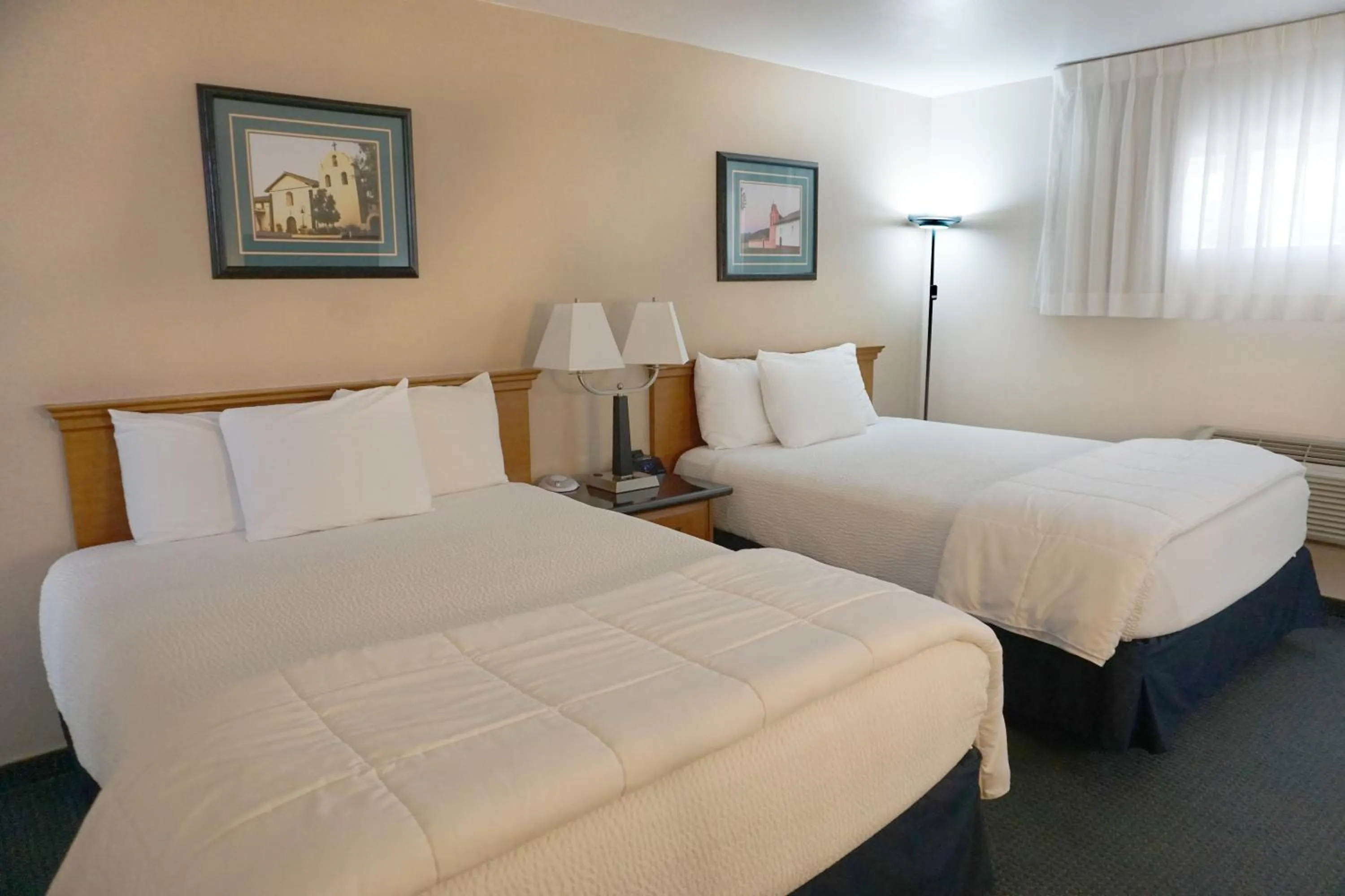 Bedroom, Bed in King Frederik Inn