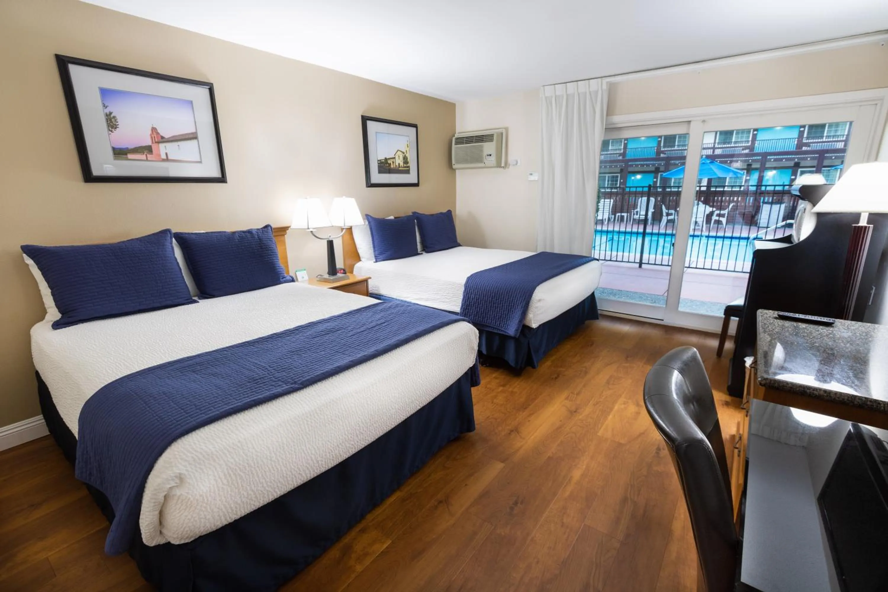 Photo of the whole room, Bed in King Frederik Inn