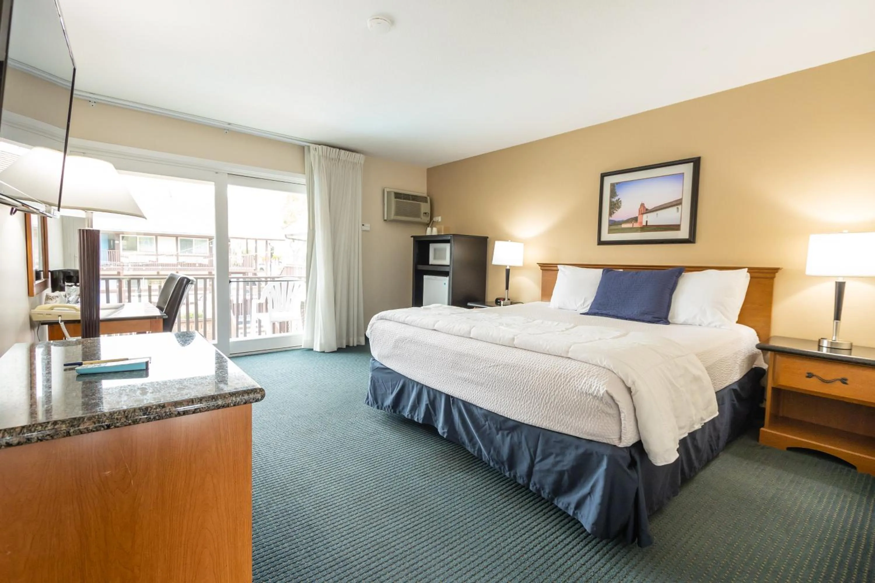 Pool view, Bed in King Frederik Inn