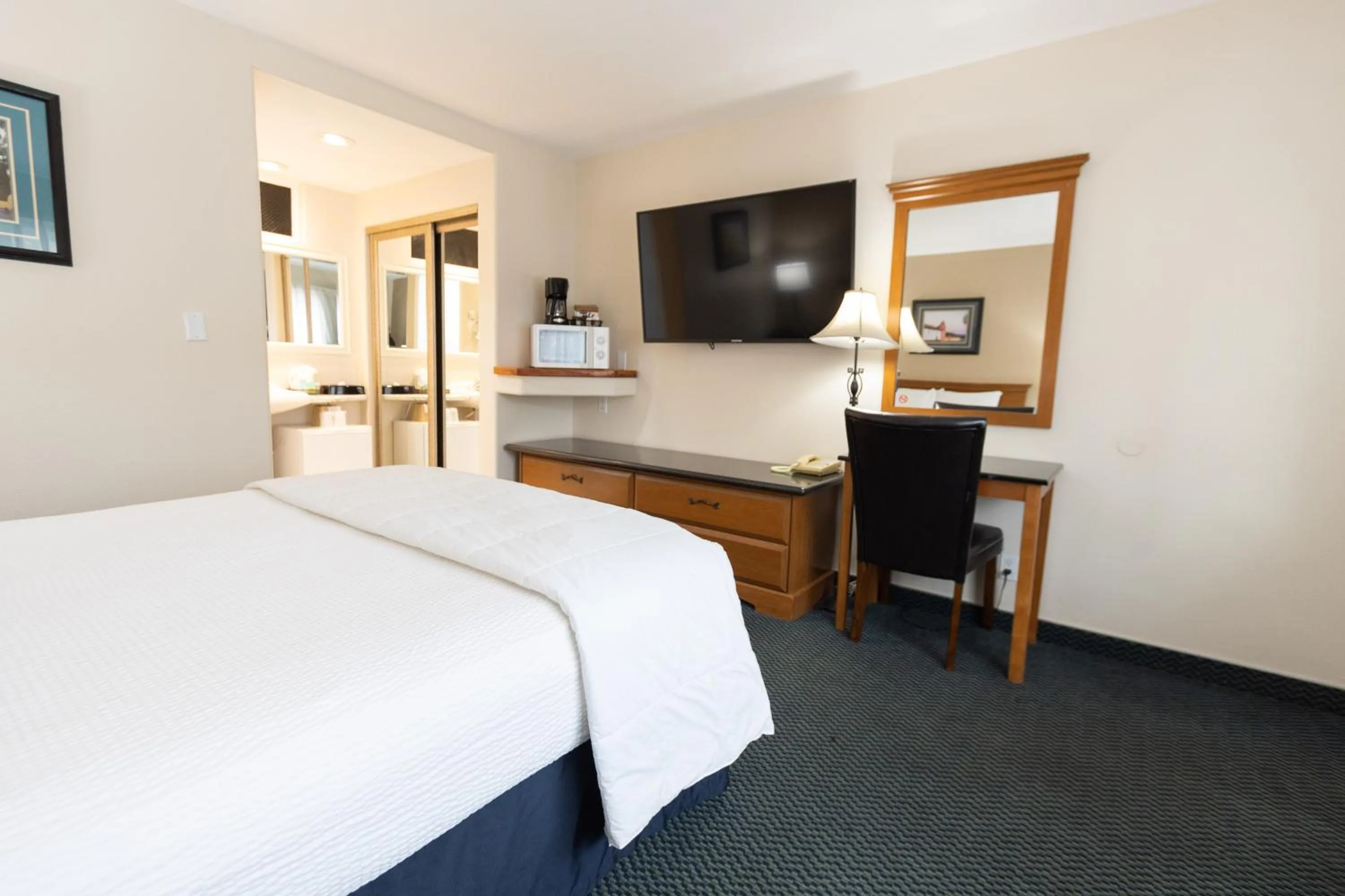 Bedroom, Bed in King Frederik Inn