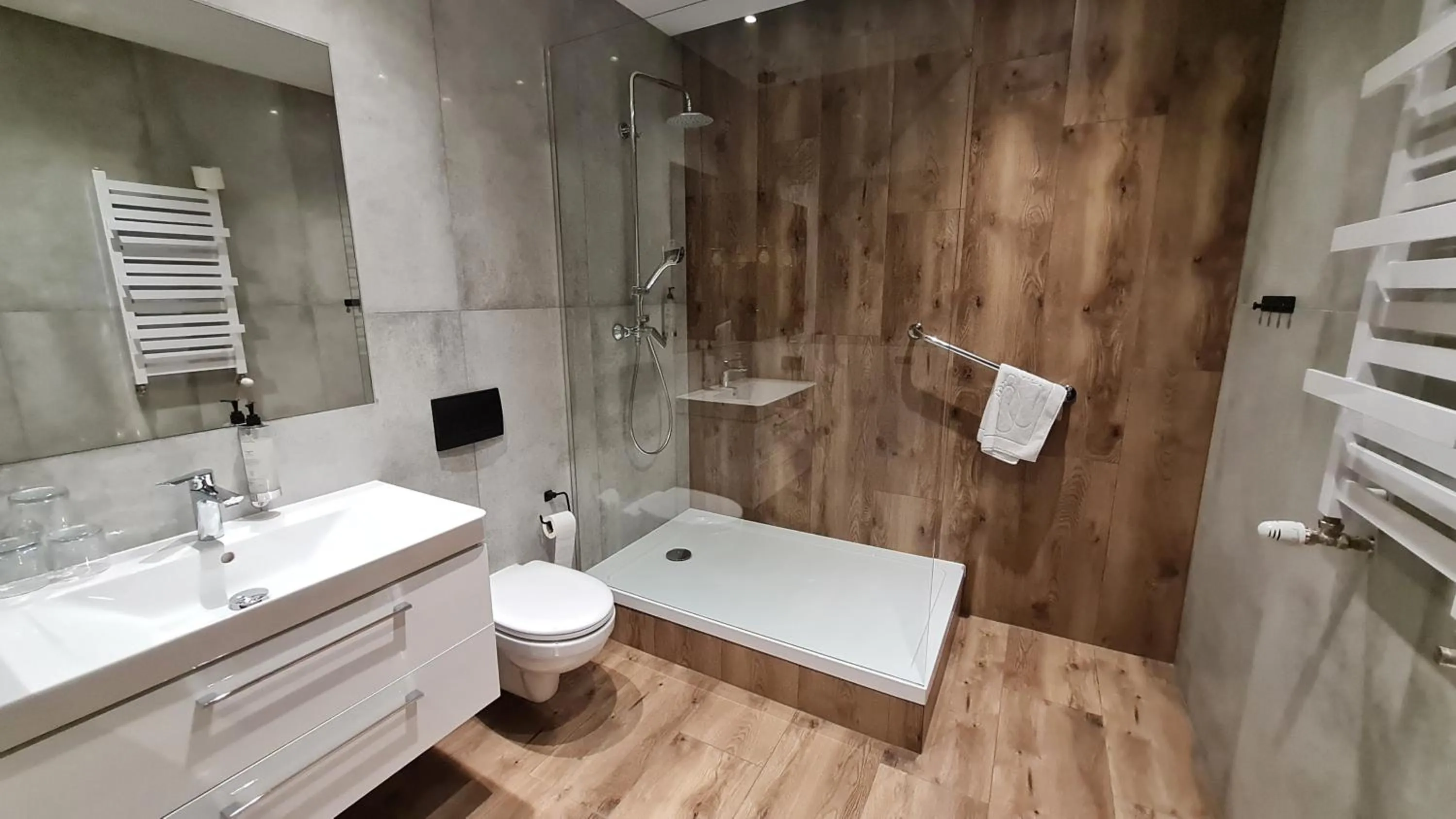 Shower in Hotel Victoria