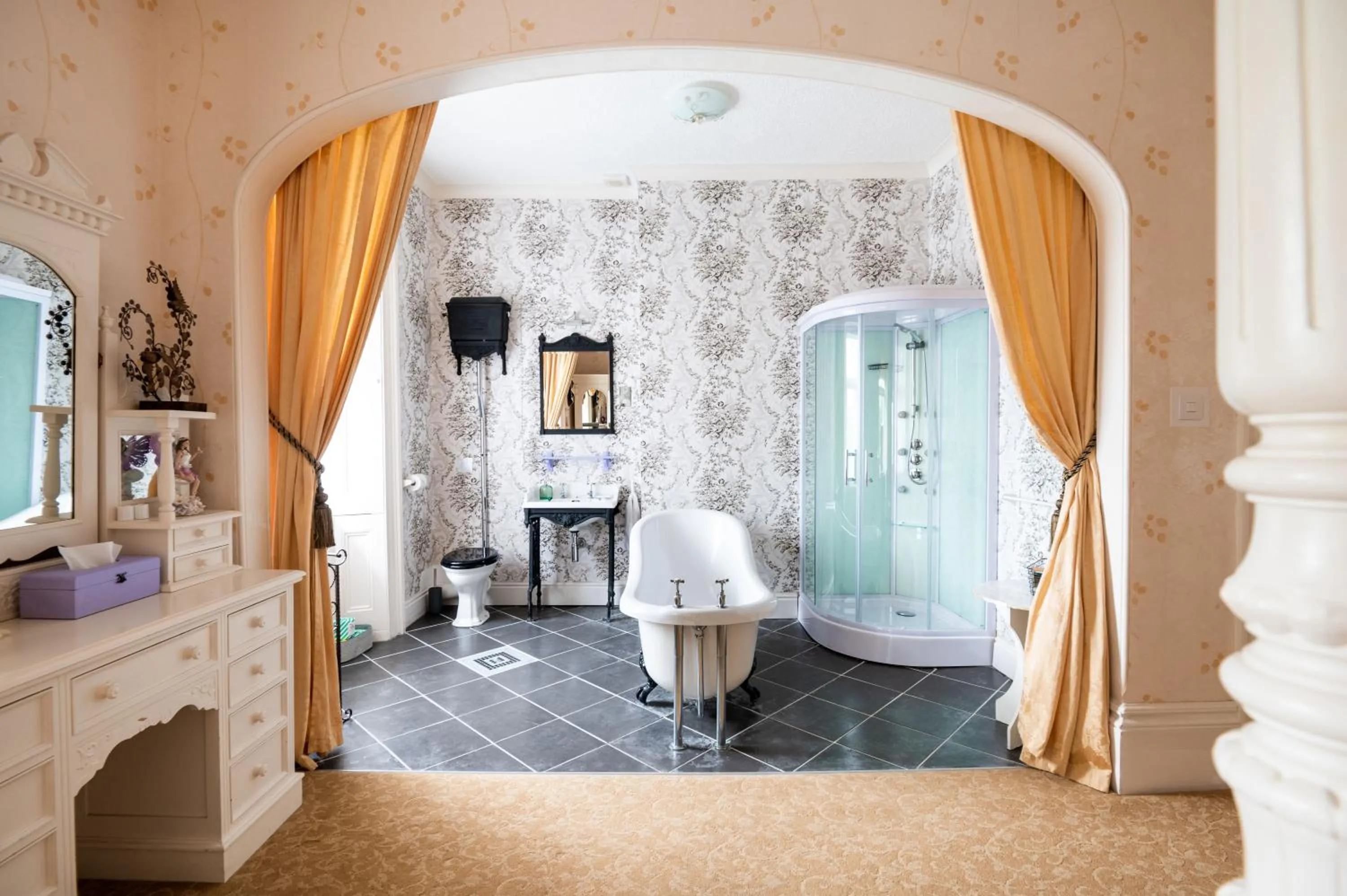 Bathroom, Bed in Enchanted Manor