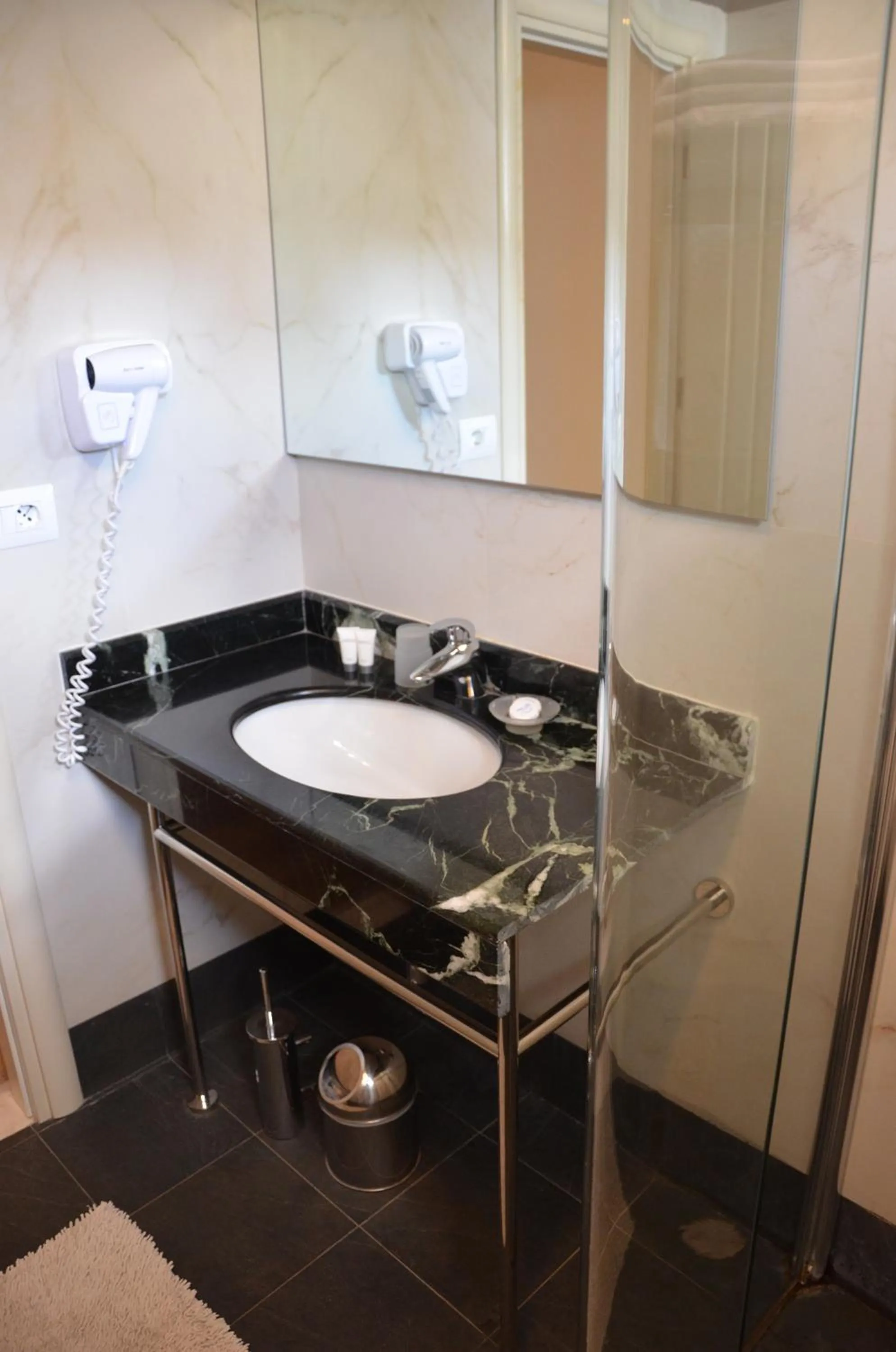 Bathroom in Hotel Brilant Saranda