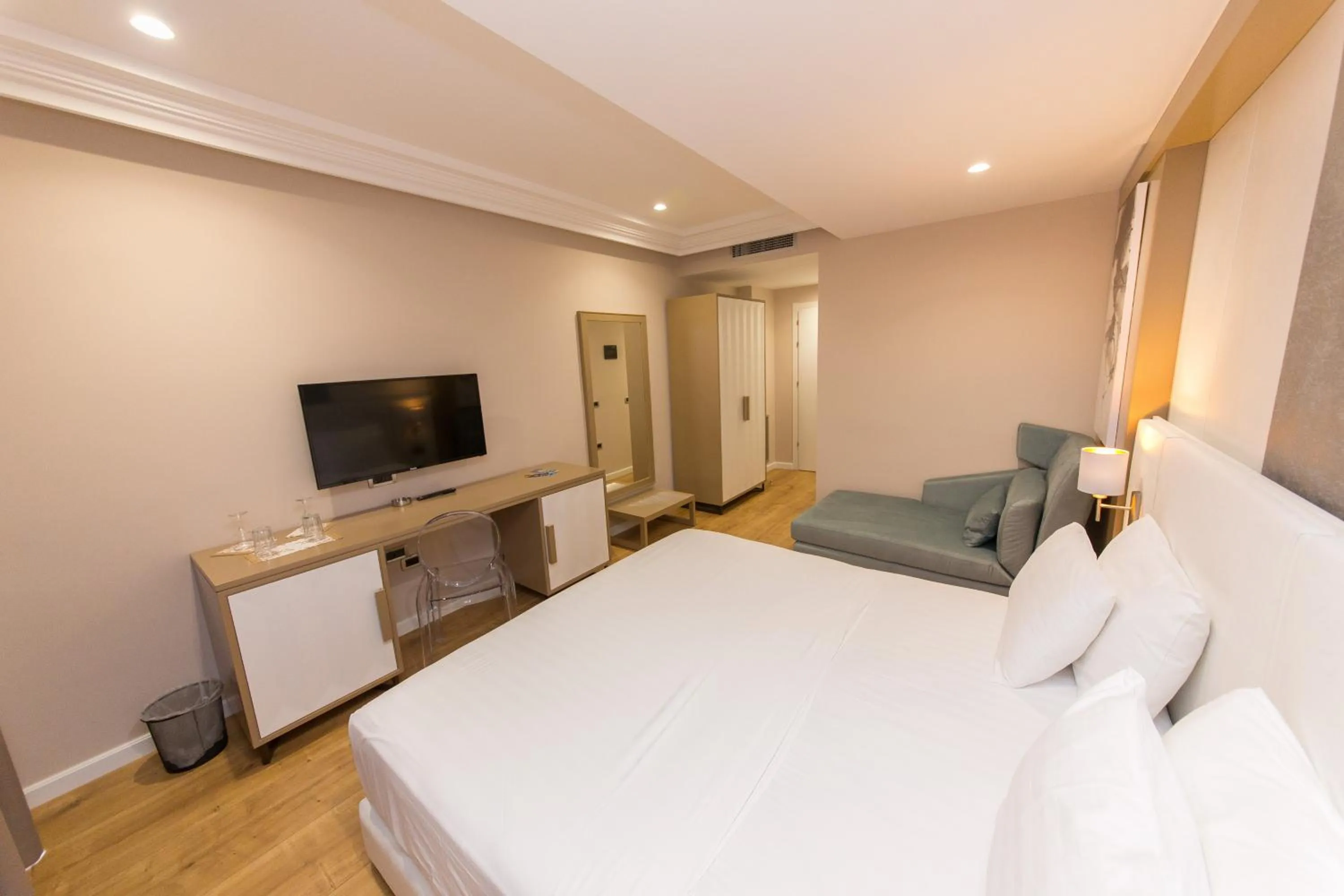 TV and multimedia, Bed in Hotel Brilant Saranda