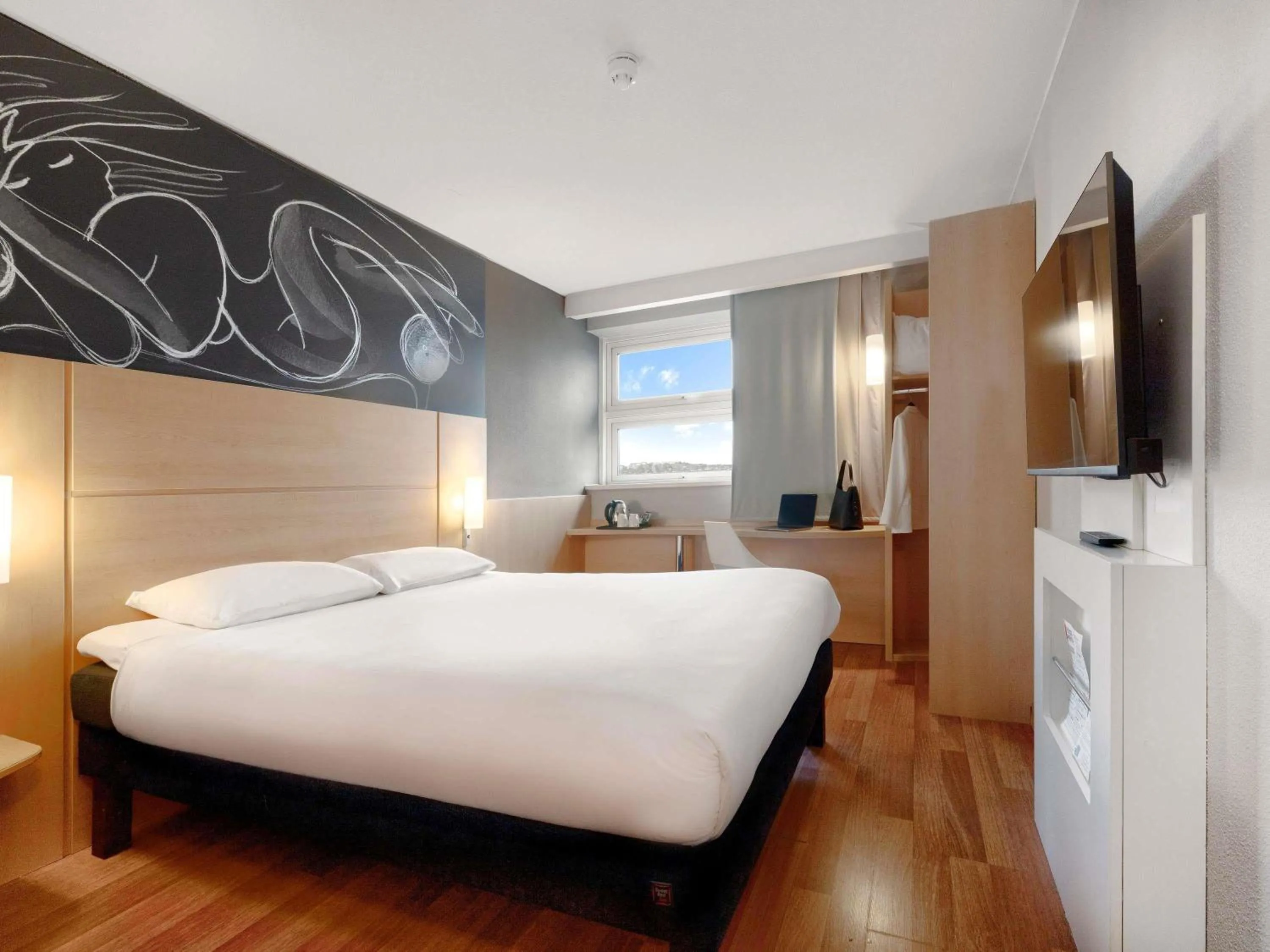 Bedroom, Bed in ibis Brighton City Centre - Station