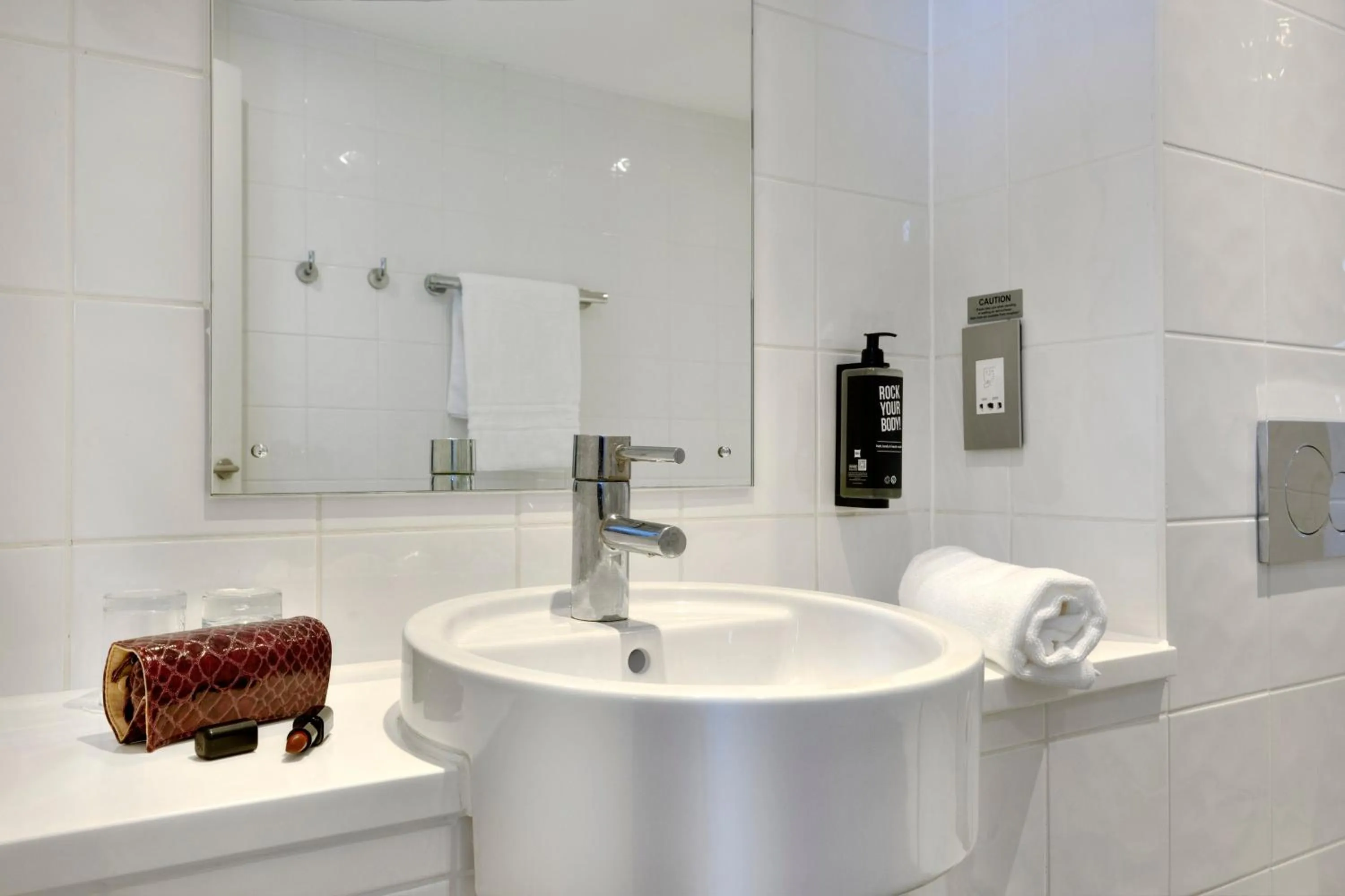 Bathroom in ibis Brighton City Centre - Station